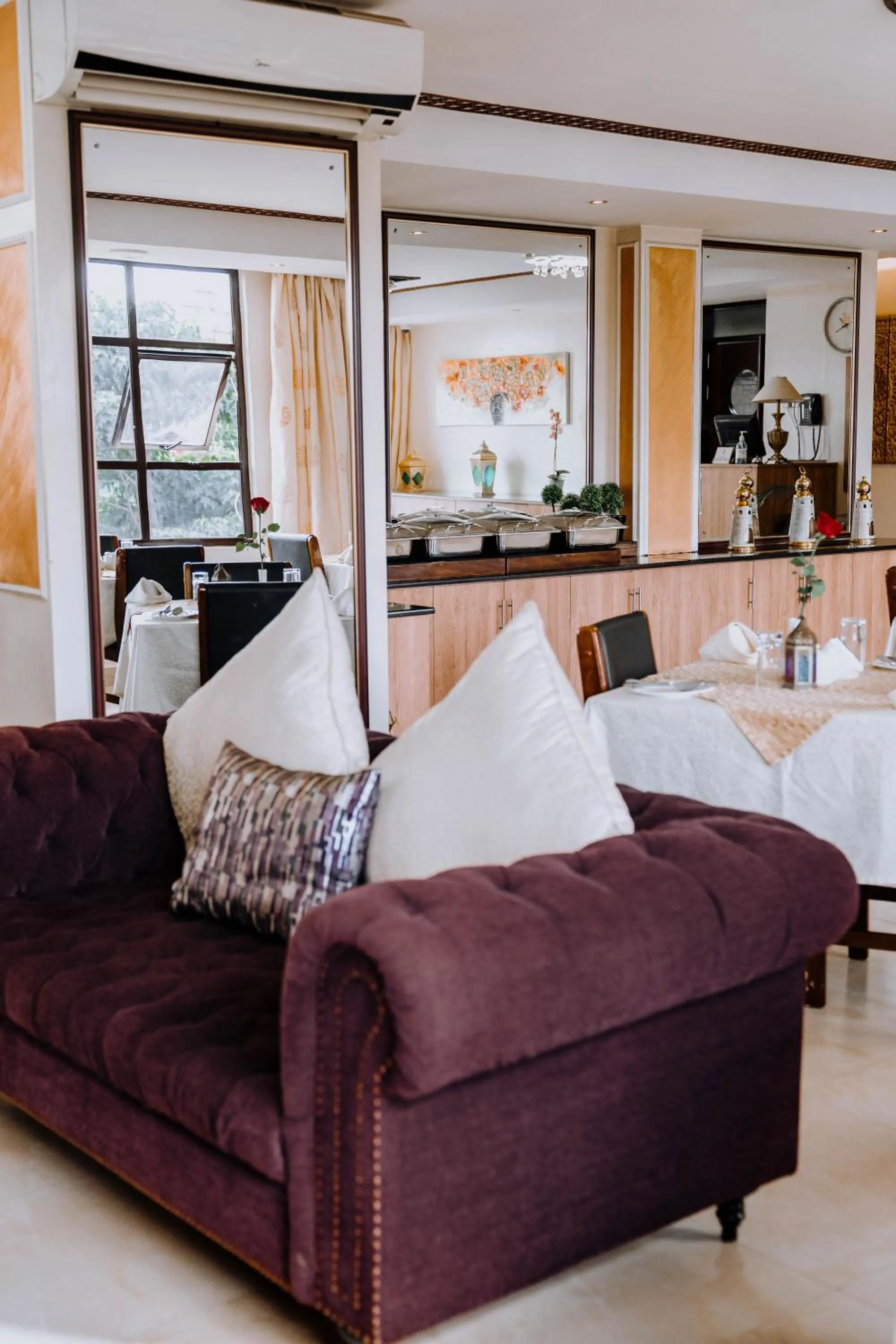 Restaurant/places to eat in Saab Royale Hotel