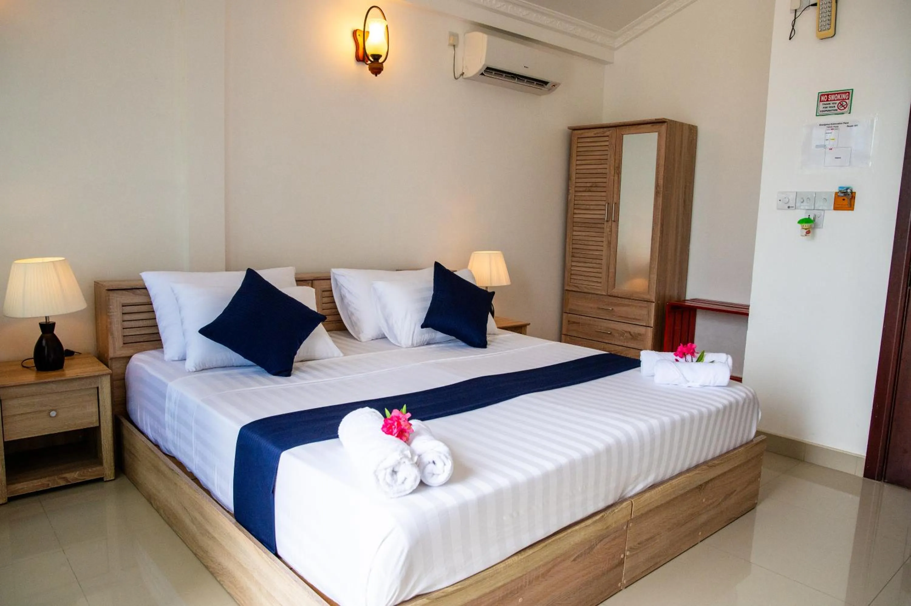 Bedroom, Bed in Biosphere Inn