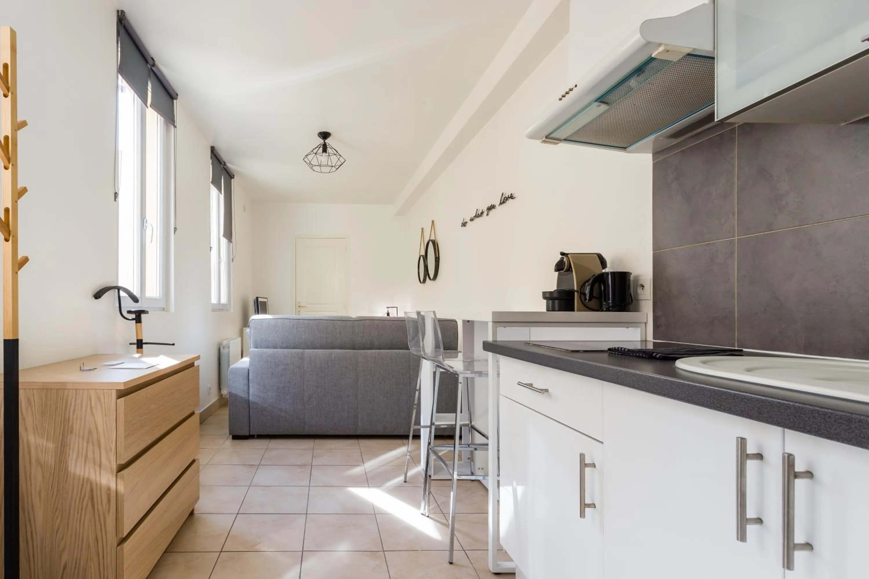 Coffee/tea facilities in Apart By Jo