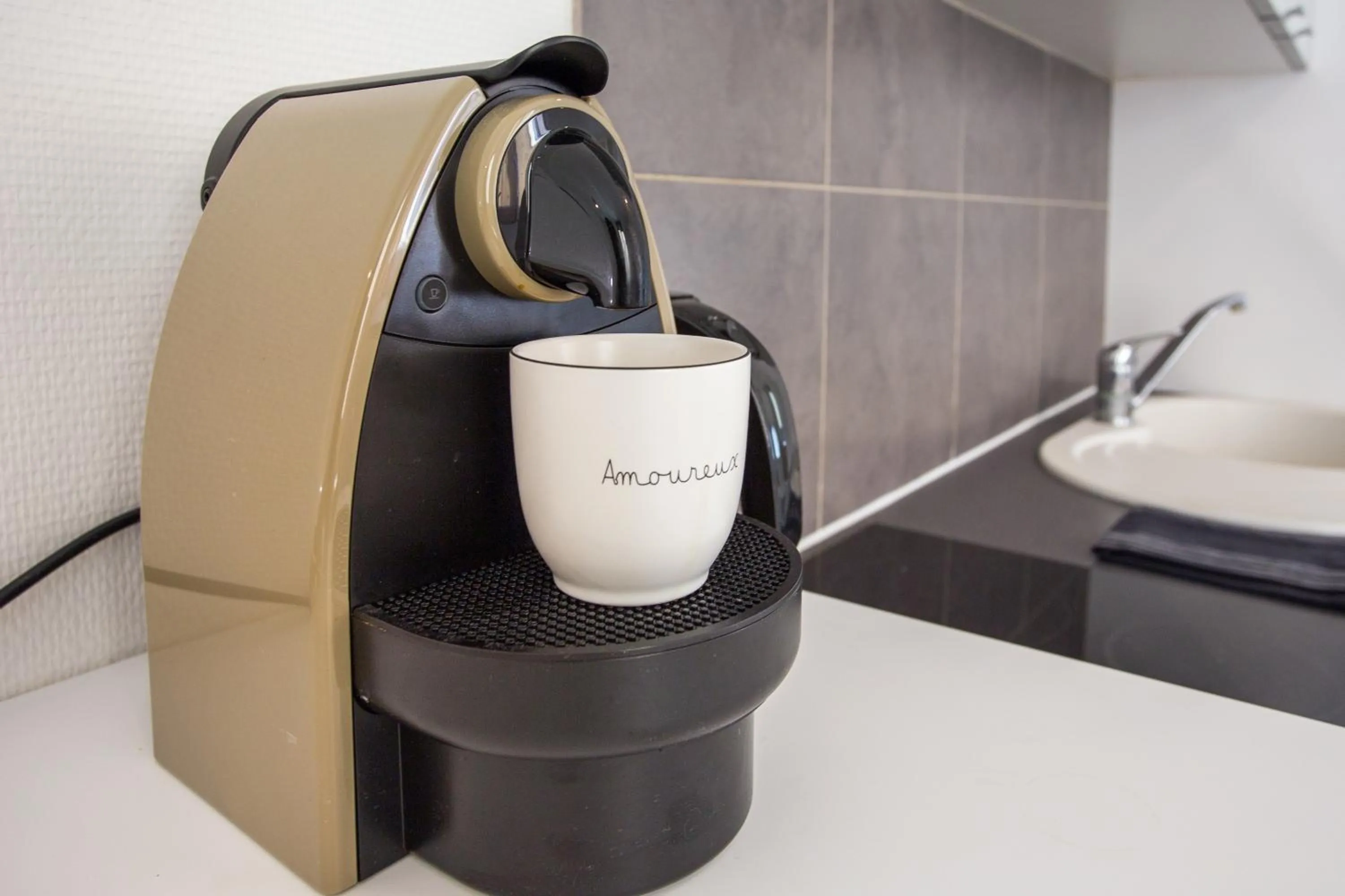 Coffee/tea facilities in Apart By Jo