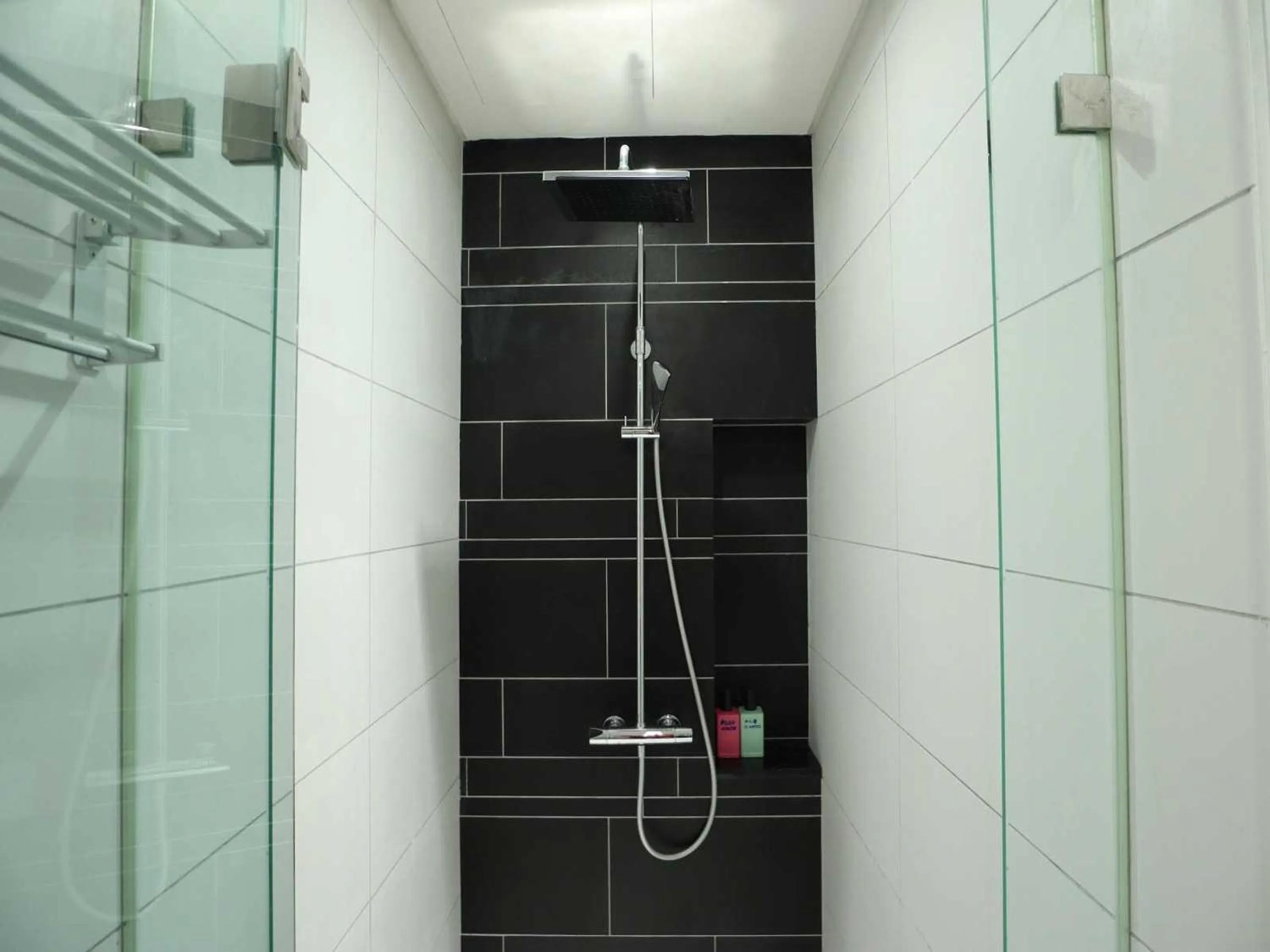 Bathroom in Leo Guesthouse at Anggun Residence Suite