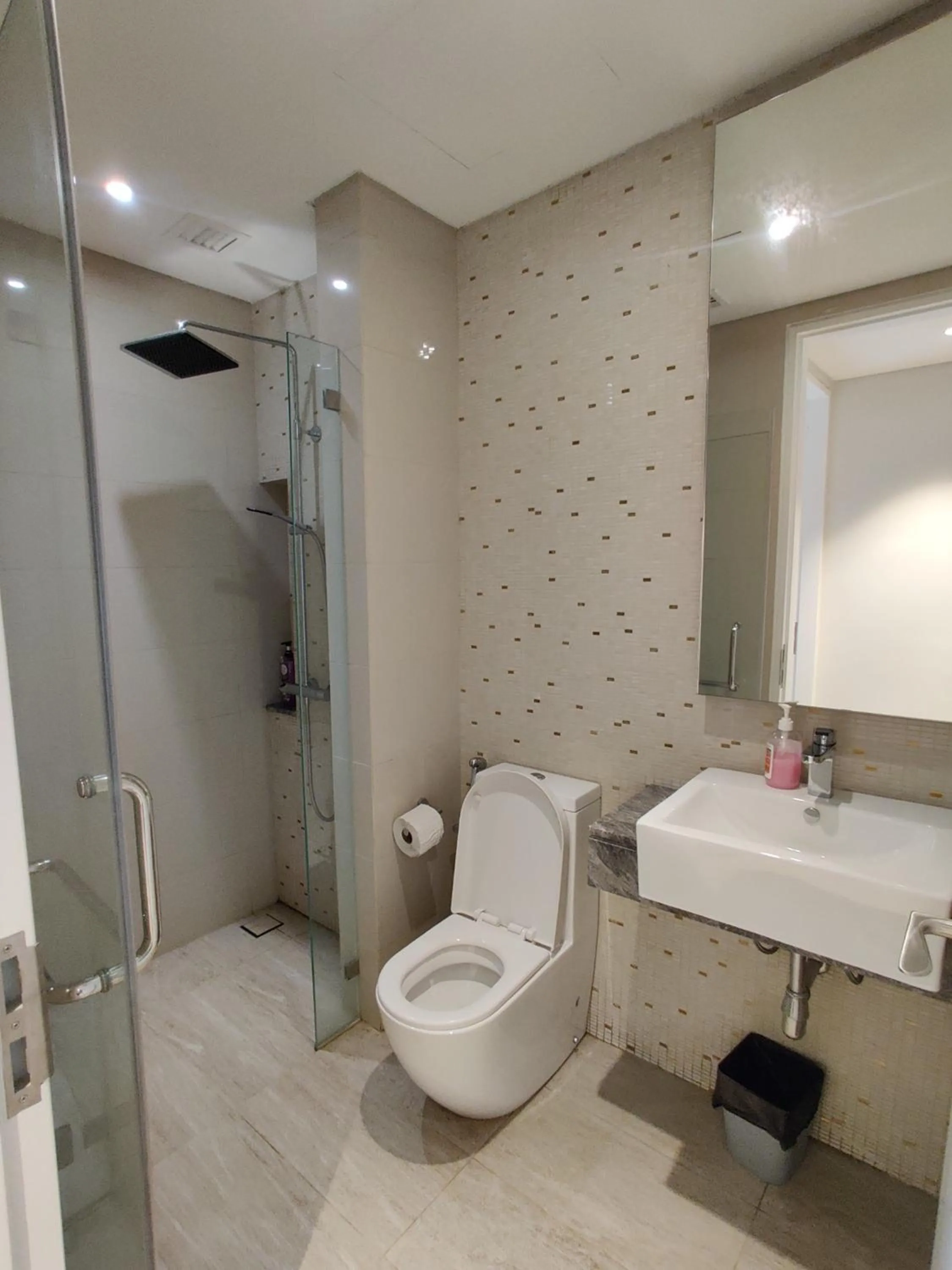 Bathroom in Leo Guesthouse at Anggun Residence Suite