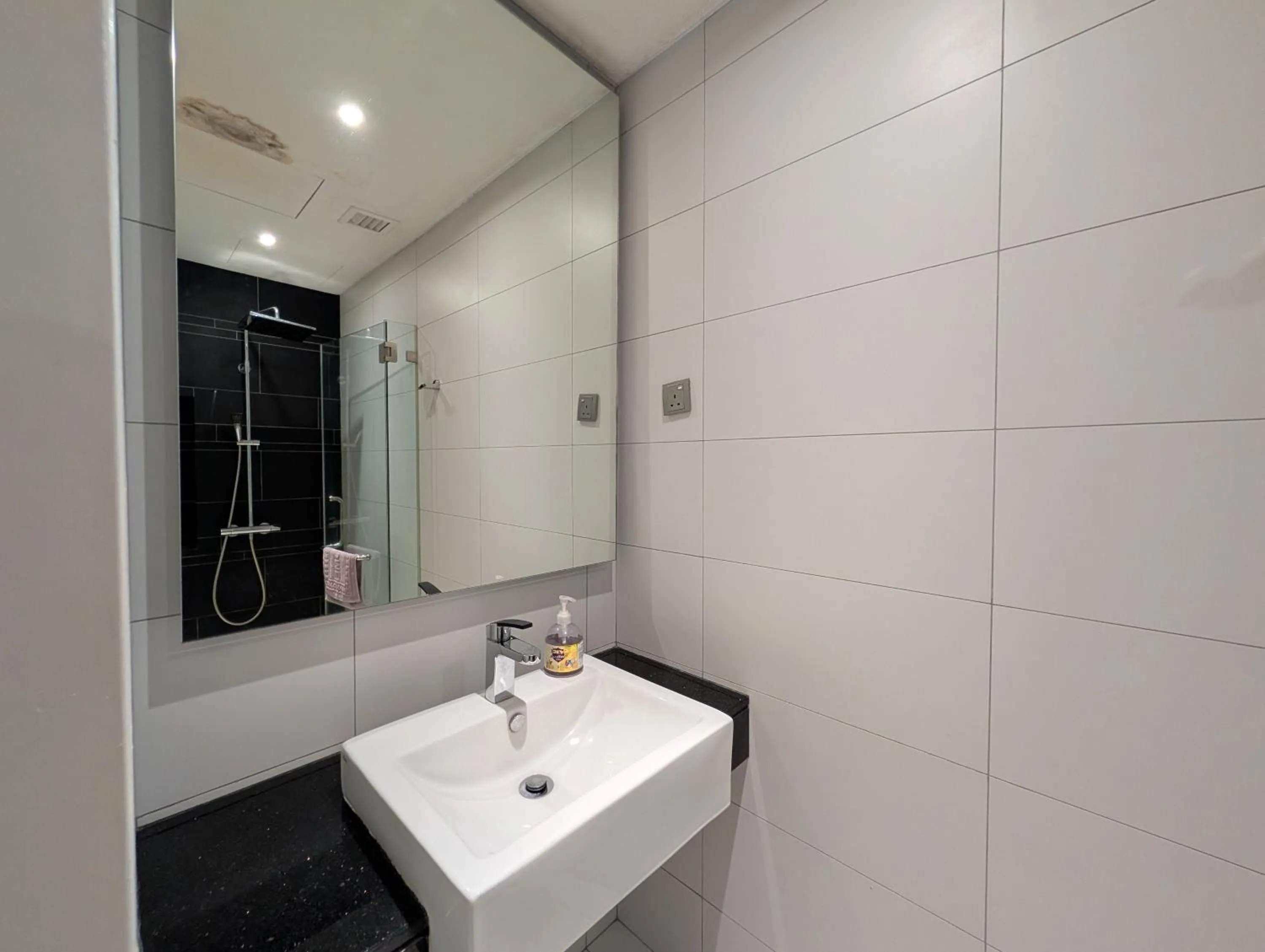 Bathroom in Leo Guesthouse at Anggun Residence Suite