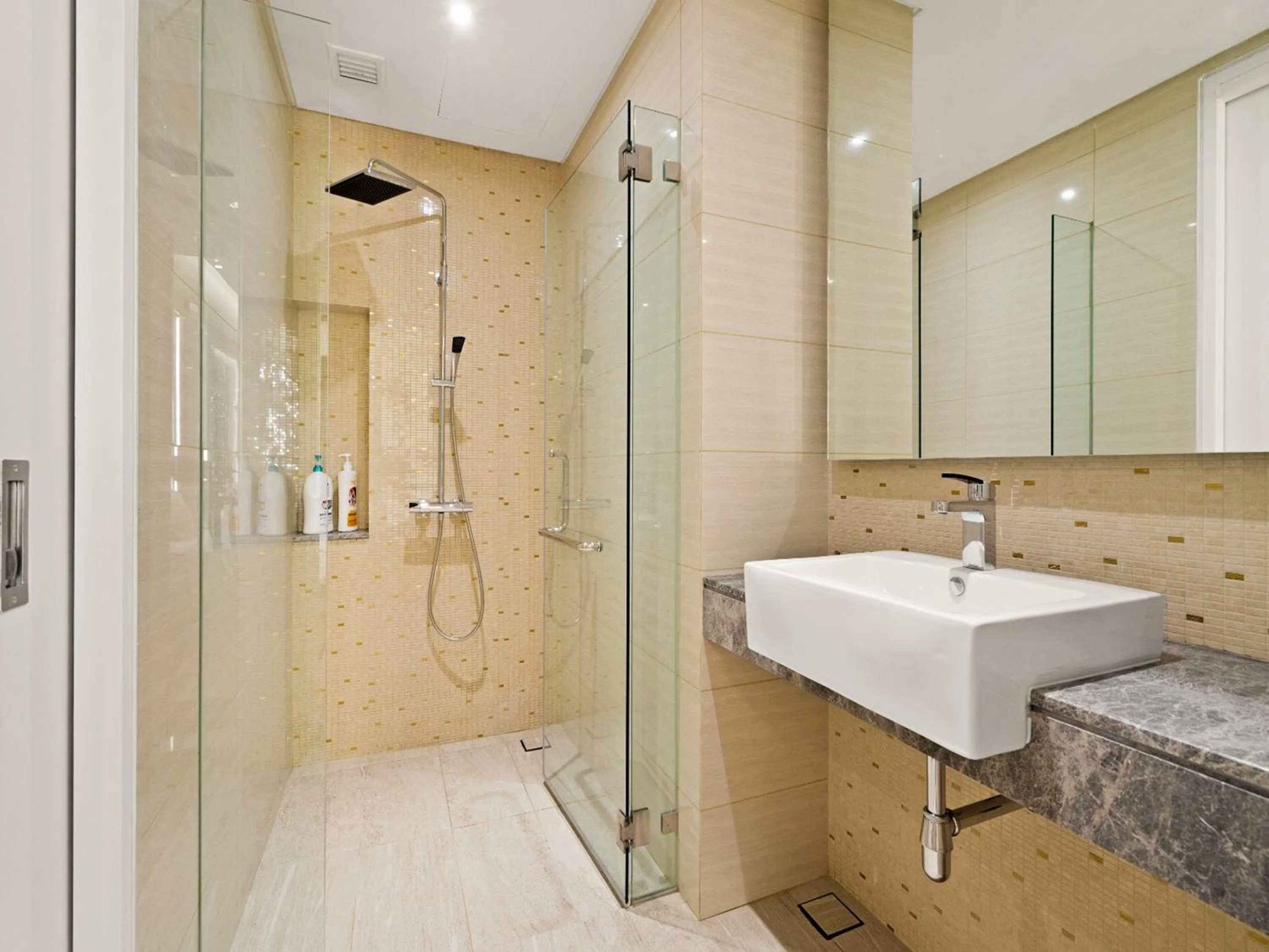 Bathroom in Leo Guesthouse at Anggun Residence Suite