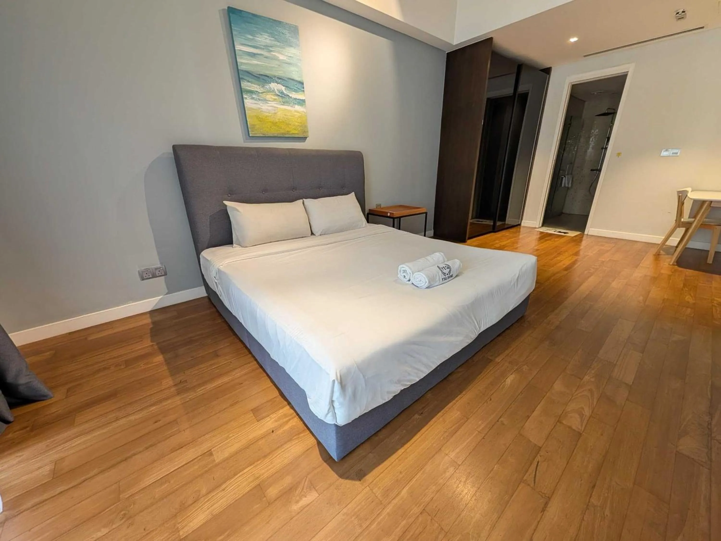 Bed in Leo Guesthouse at Anggun Residence Suite