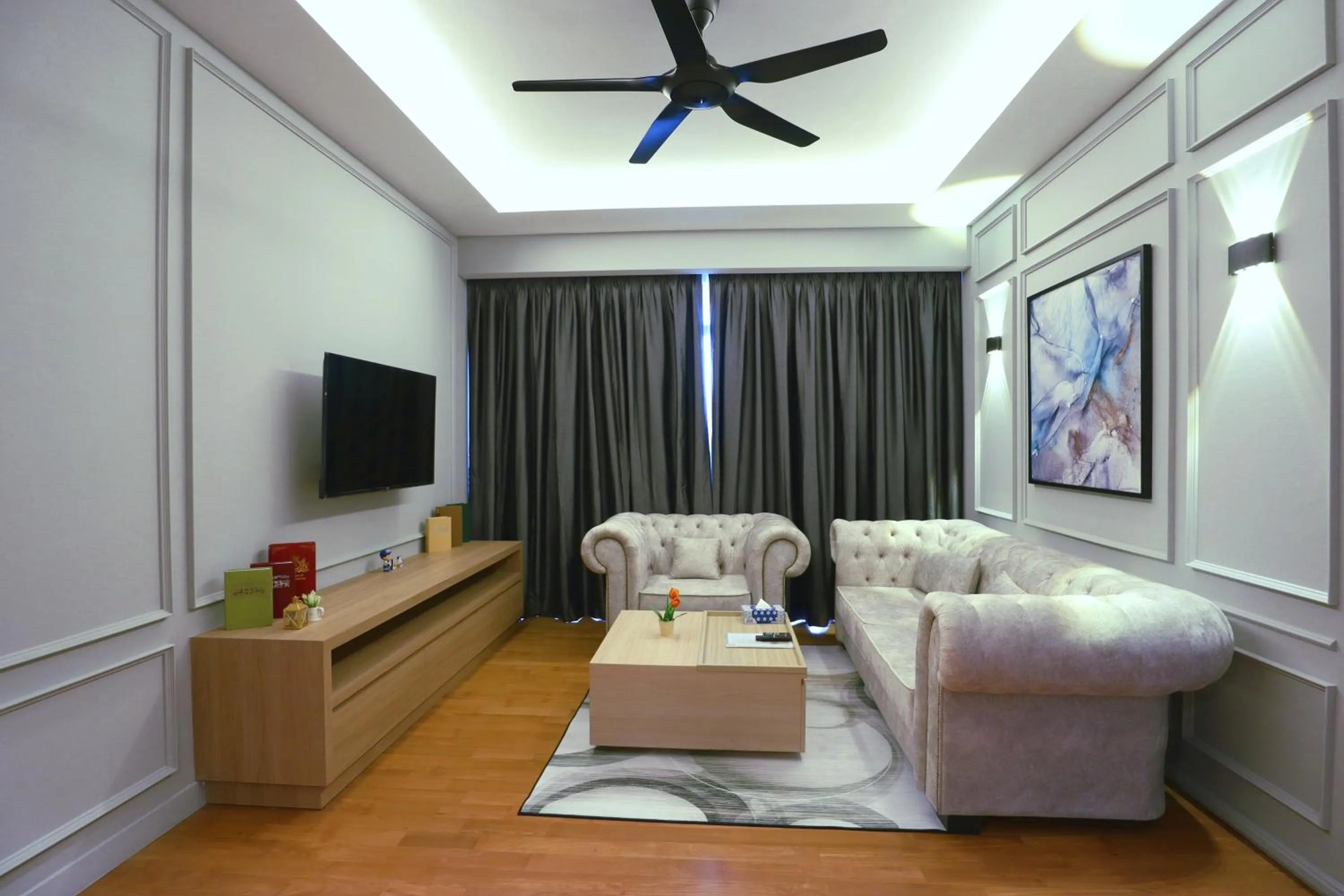 Seating area in Leo Guesthouse at Anggun Residence Suite