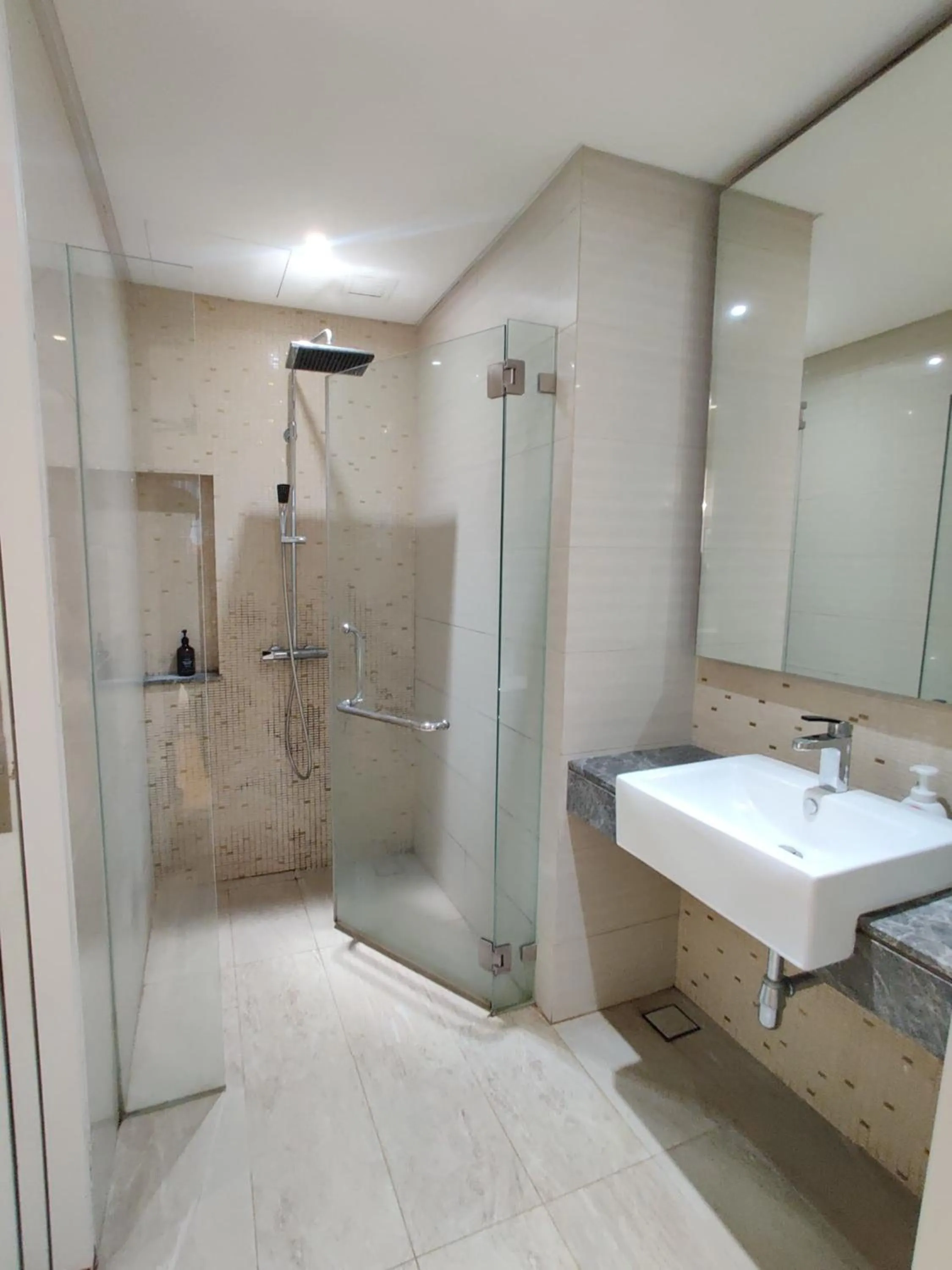 Bathroom in Leo Guesthouse at Anggun Residence Suite