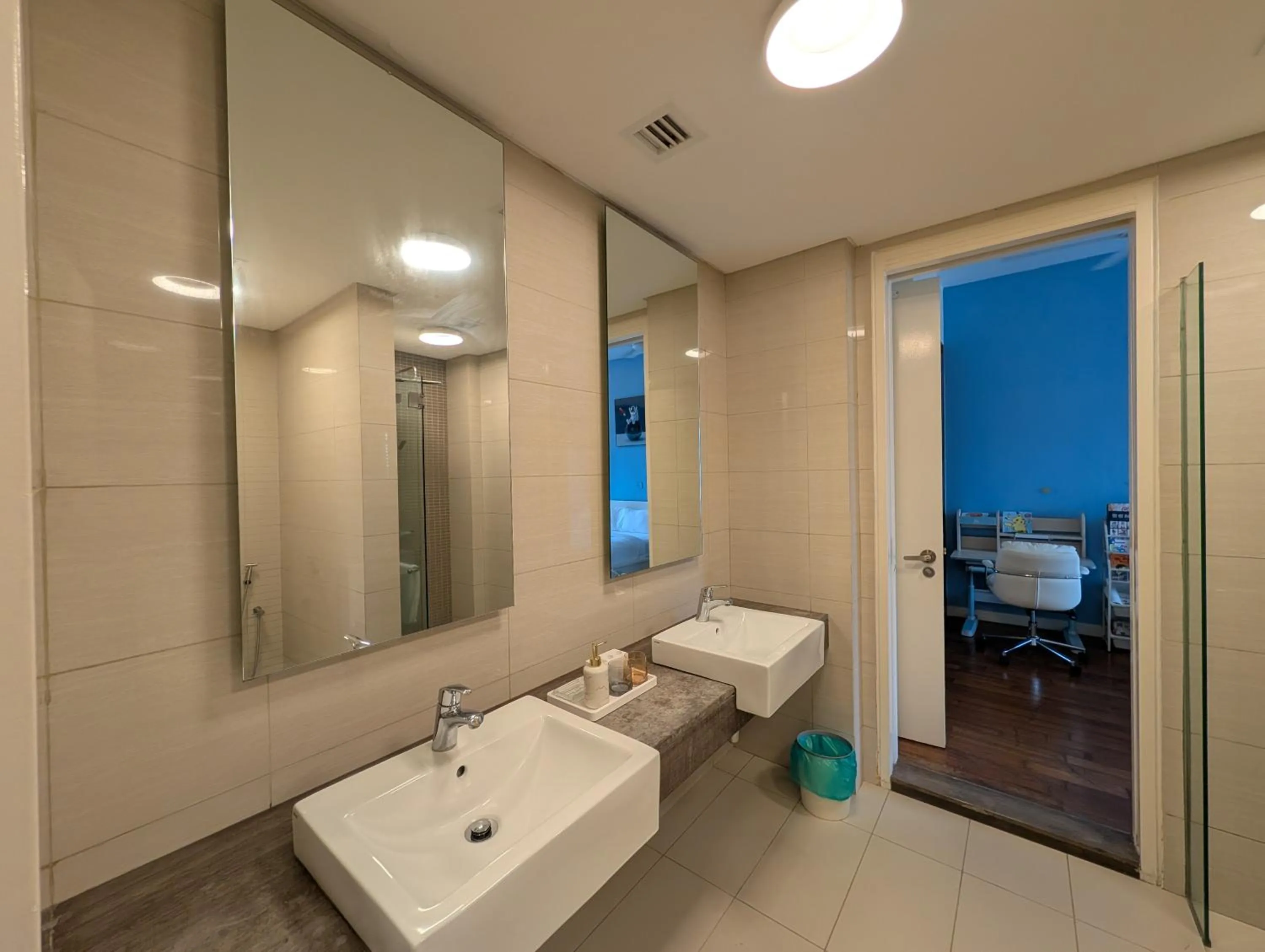 Bathroom in Leo Guesthouse at Anggun Residence Suite