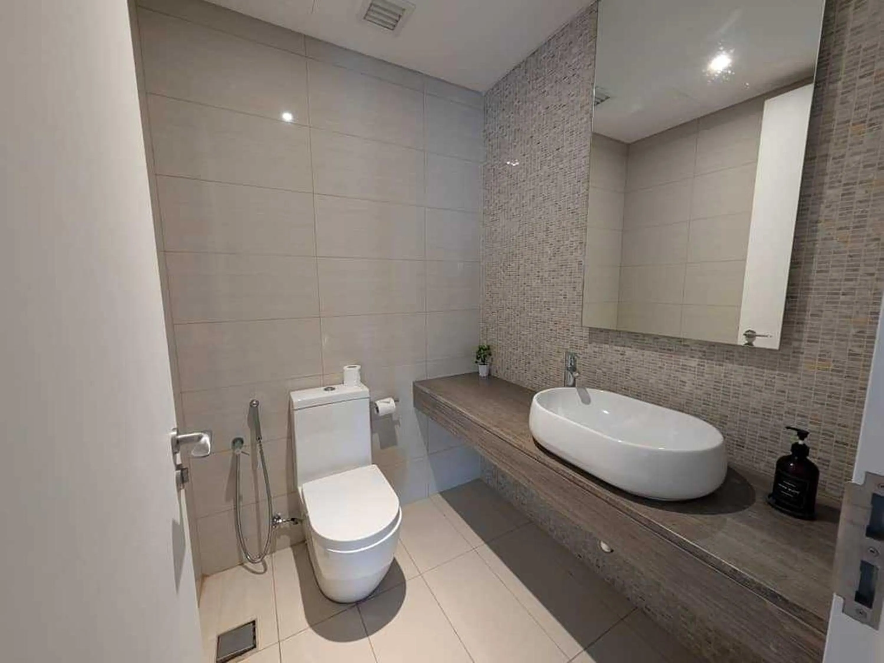 Bathroom in Leo Guesthouse at Anggun Residence Suite