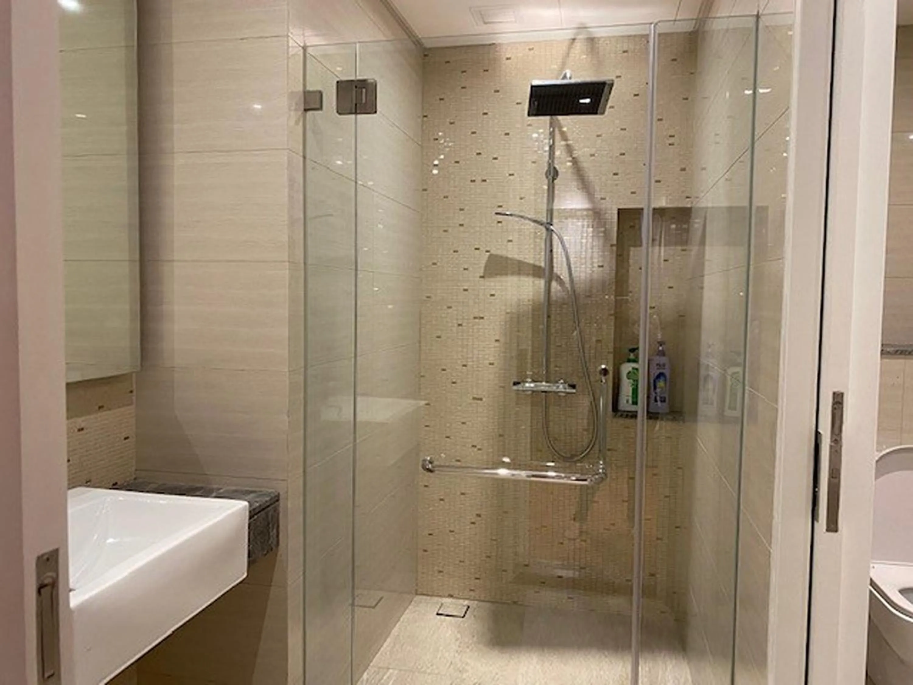 Bathroom in Leo Guesthouse at Anggun Residence Suite