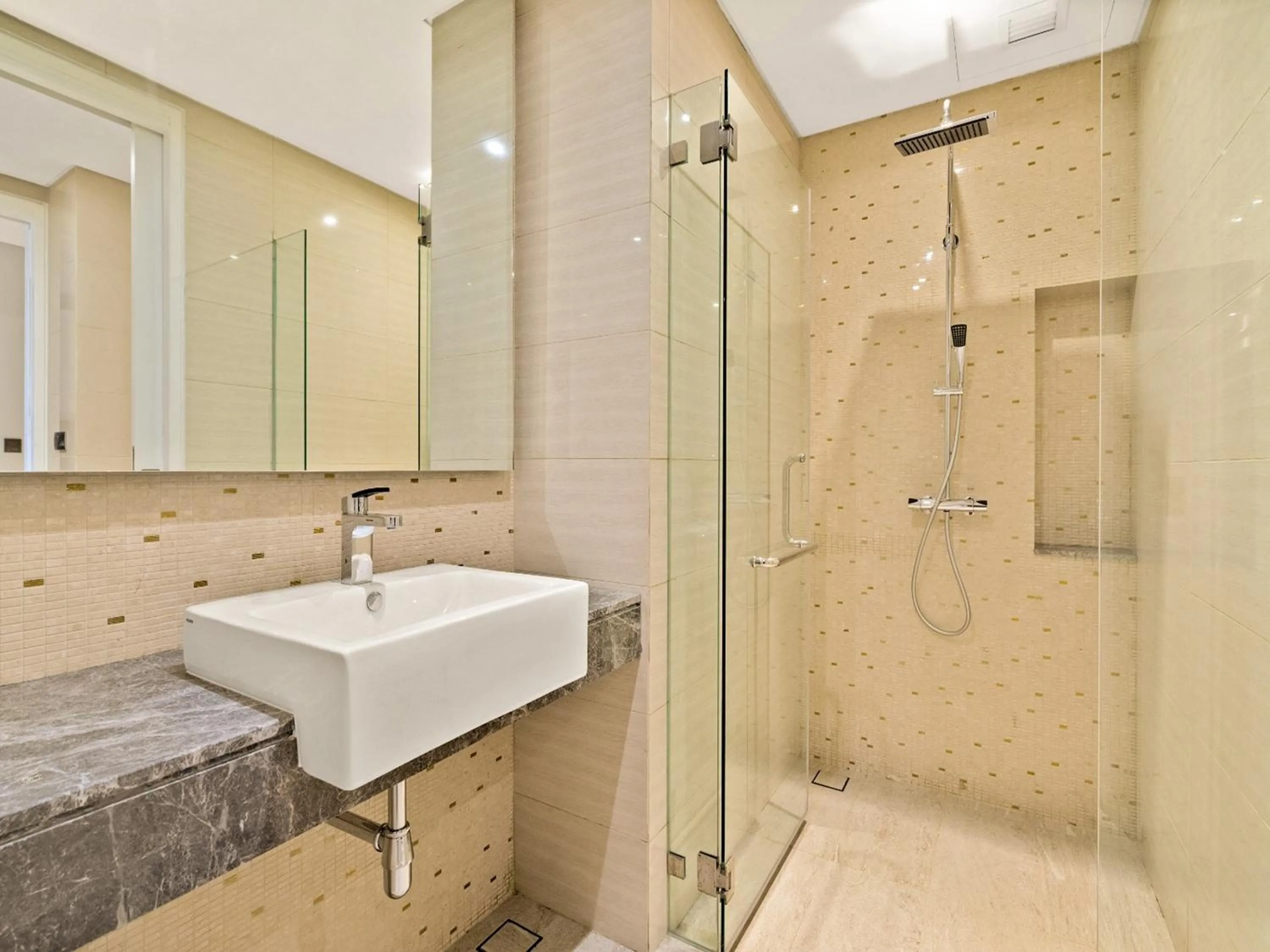 Bathroom in Leo Guesthouse at Anggun Residence Suite