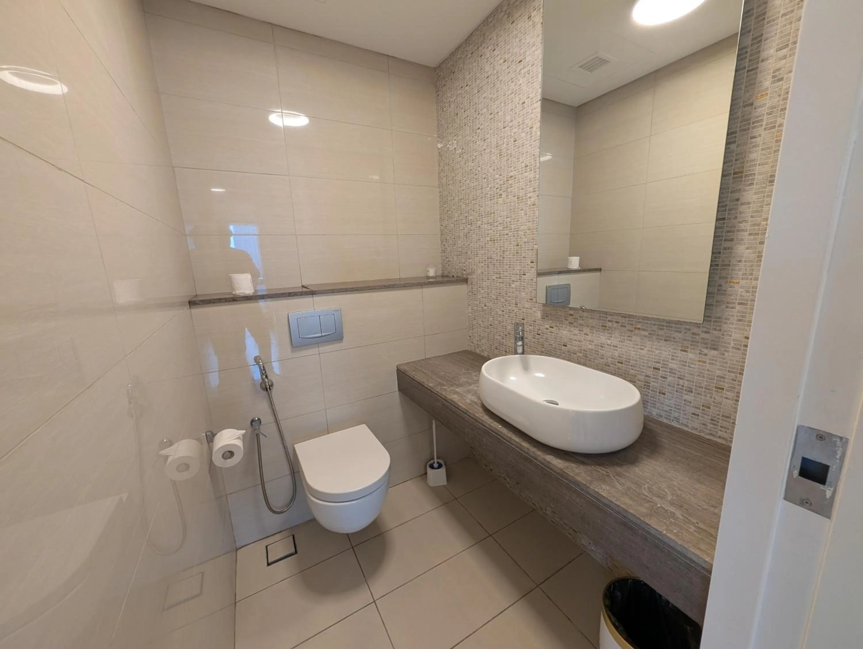 Bathroom in Leo Guesthouse at Anggun Residence Suite