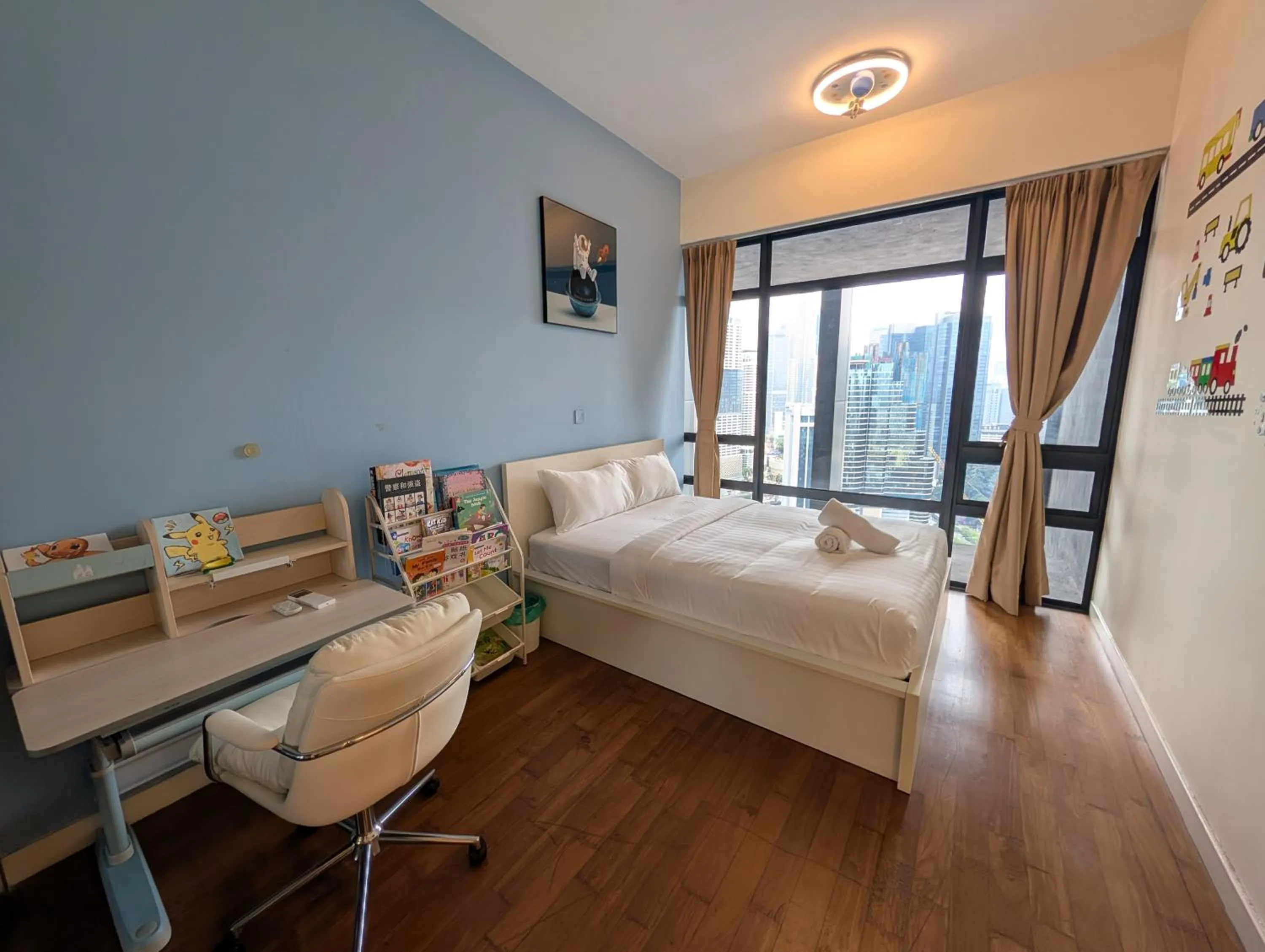 Bed in Leo Guesthouse at Anggun Residence Suite