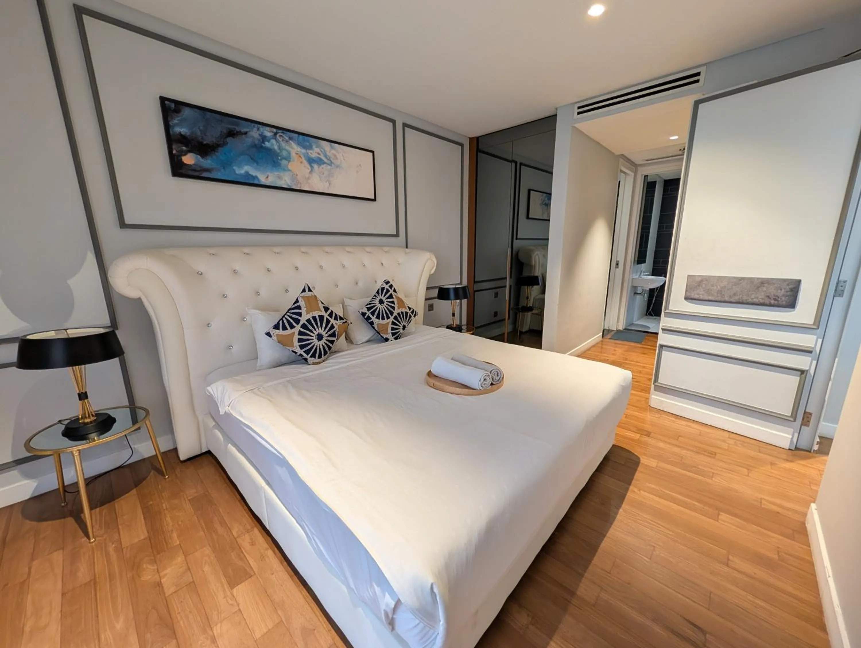 Bed in Leo Guesthouse at Anggun Residence Suite