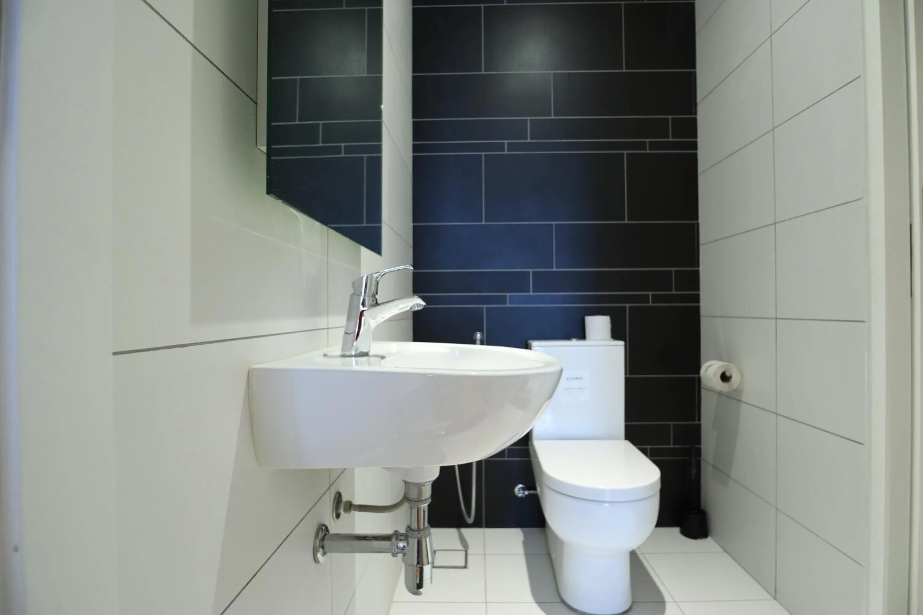 Bathroom in Leo Guesthouse at Anggun Residence Suite