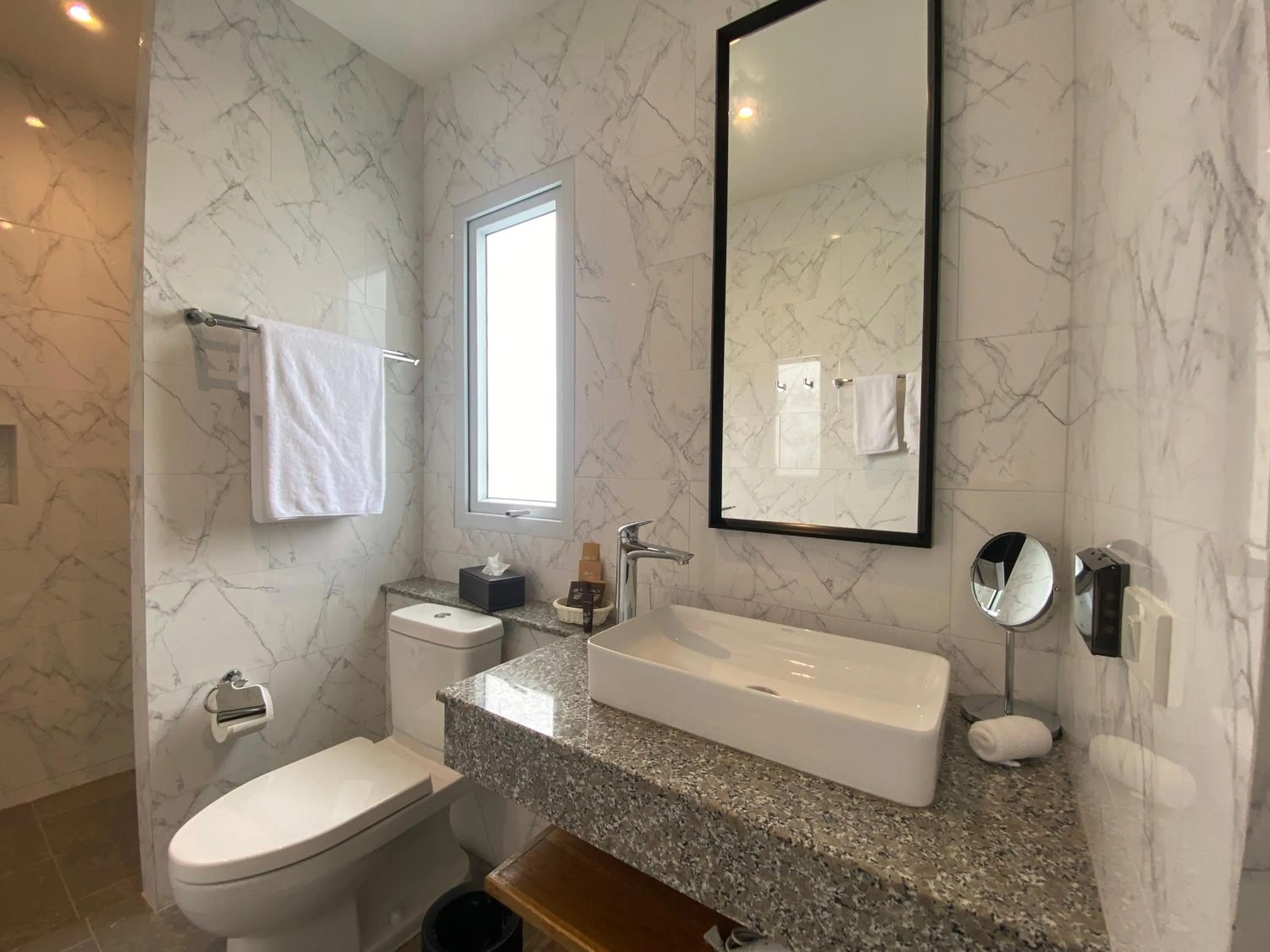 Toilet in Le Petit Saint Tropez