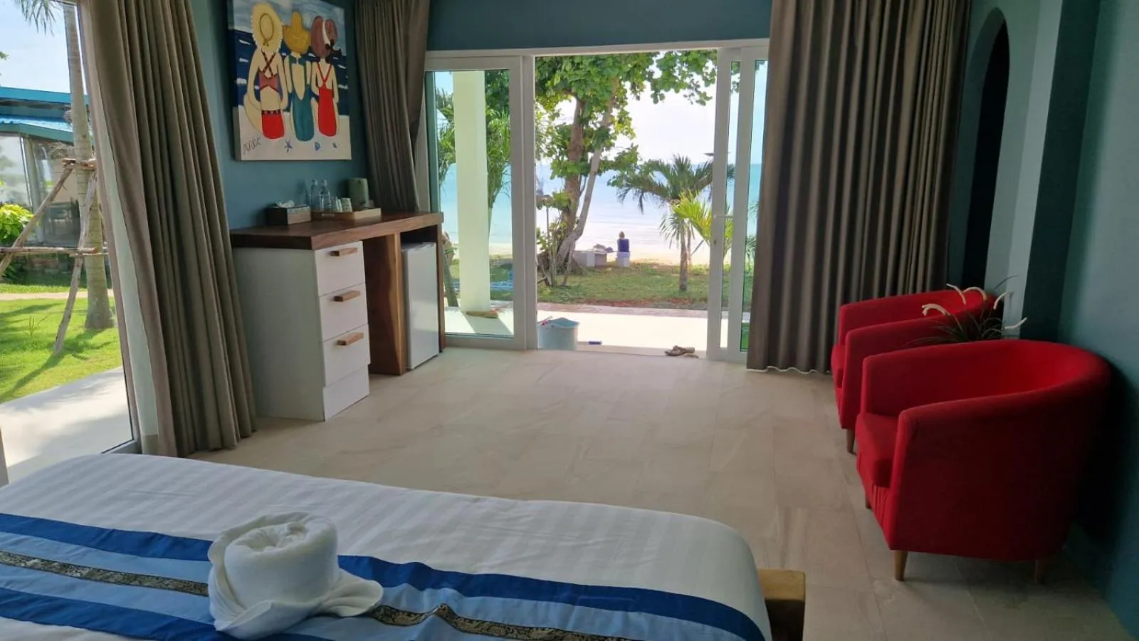 Bedroom, Bed in Le Petit Saint Tropez