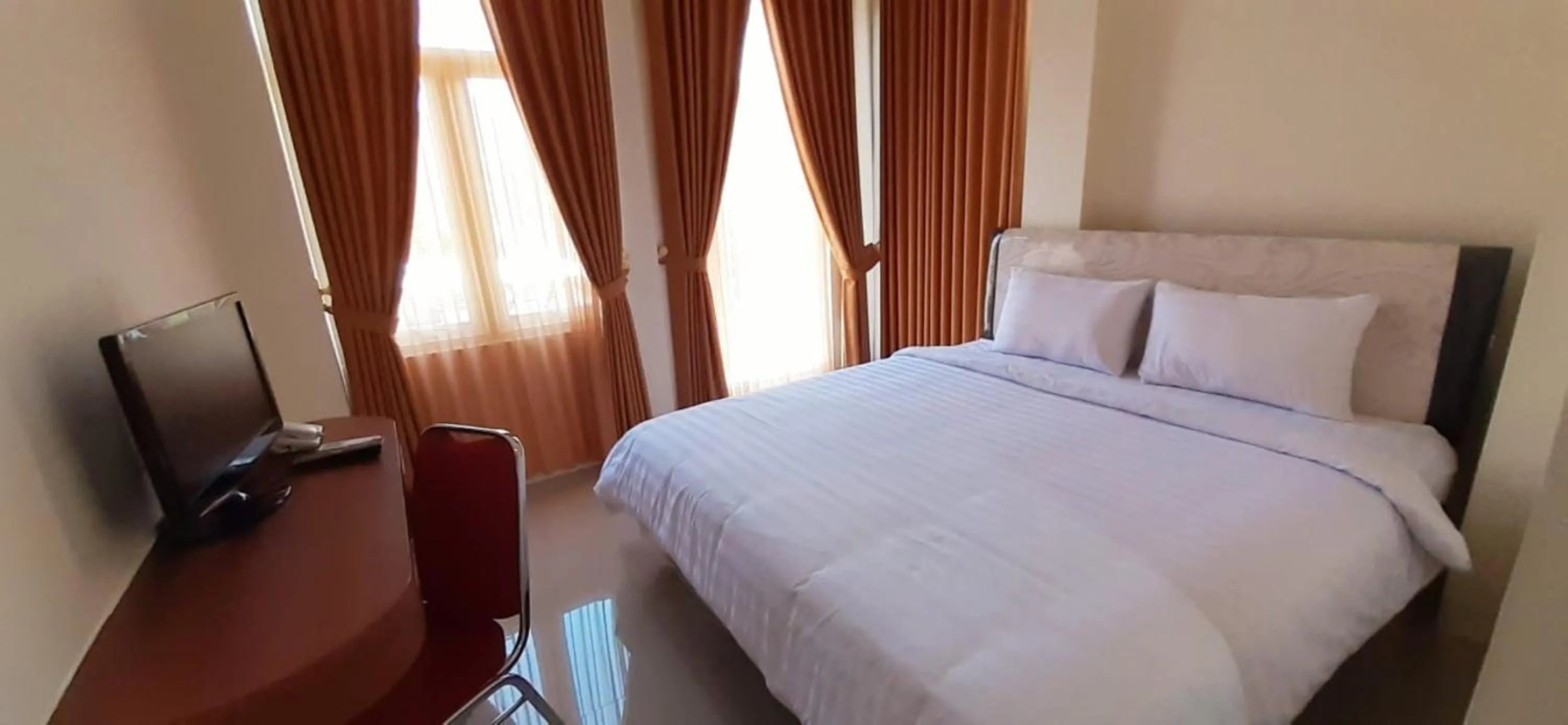 Bedroom, Bed in Hotel Prasasti Pacitan