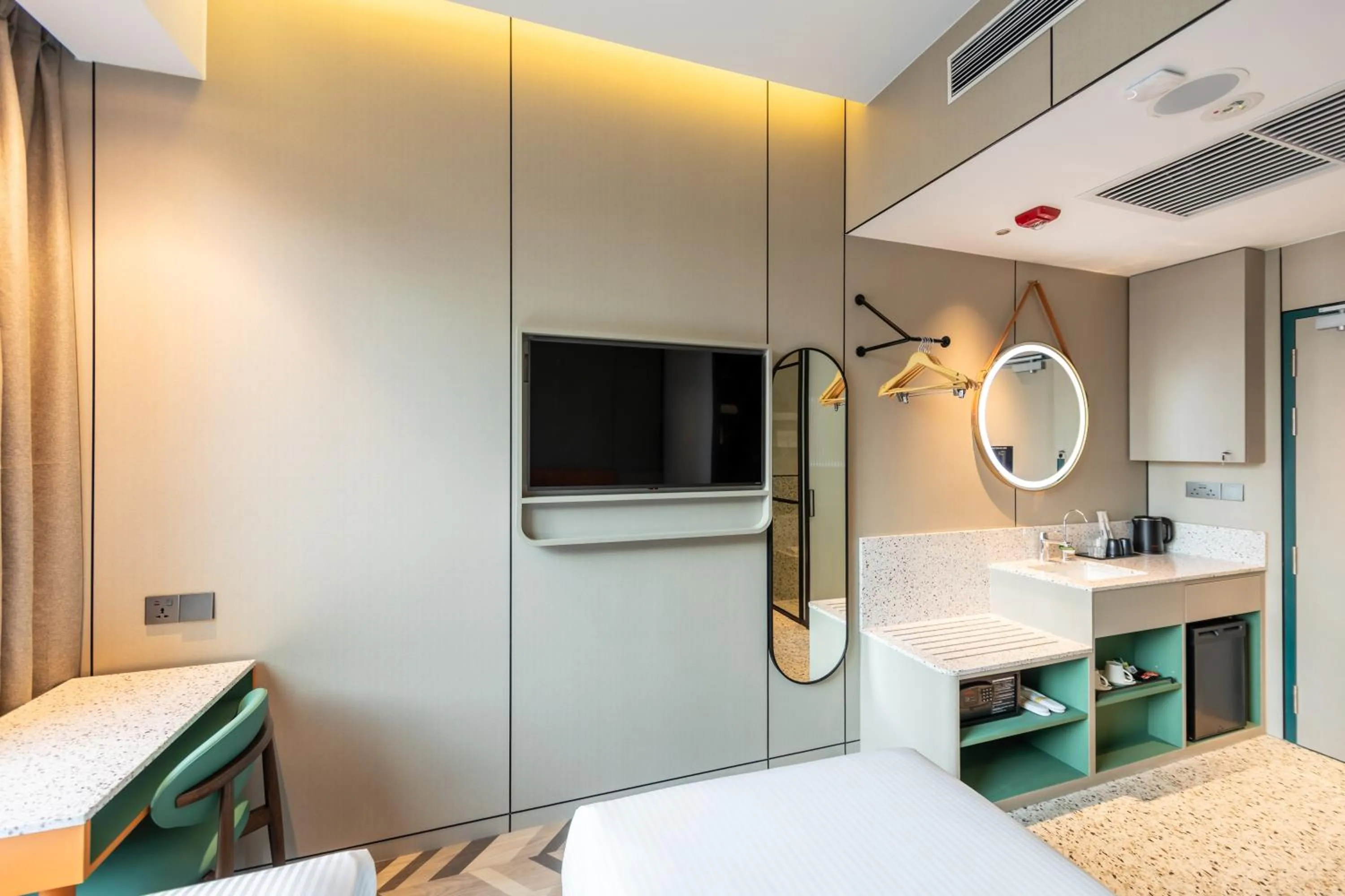 Photo of the whole room, Bed in Hotel Waterloo Singapore - Handwritten Collection