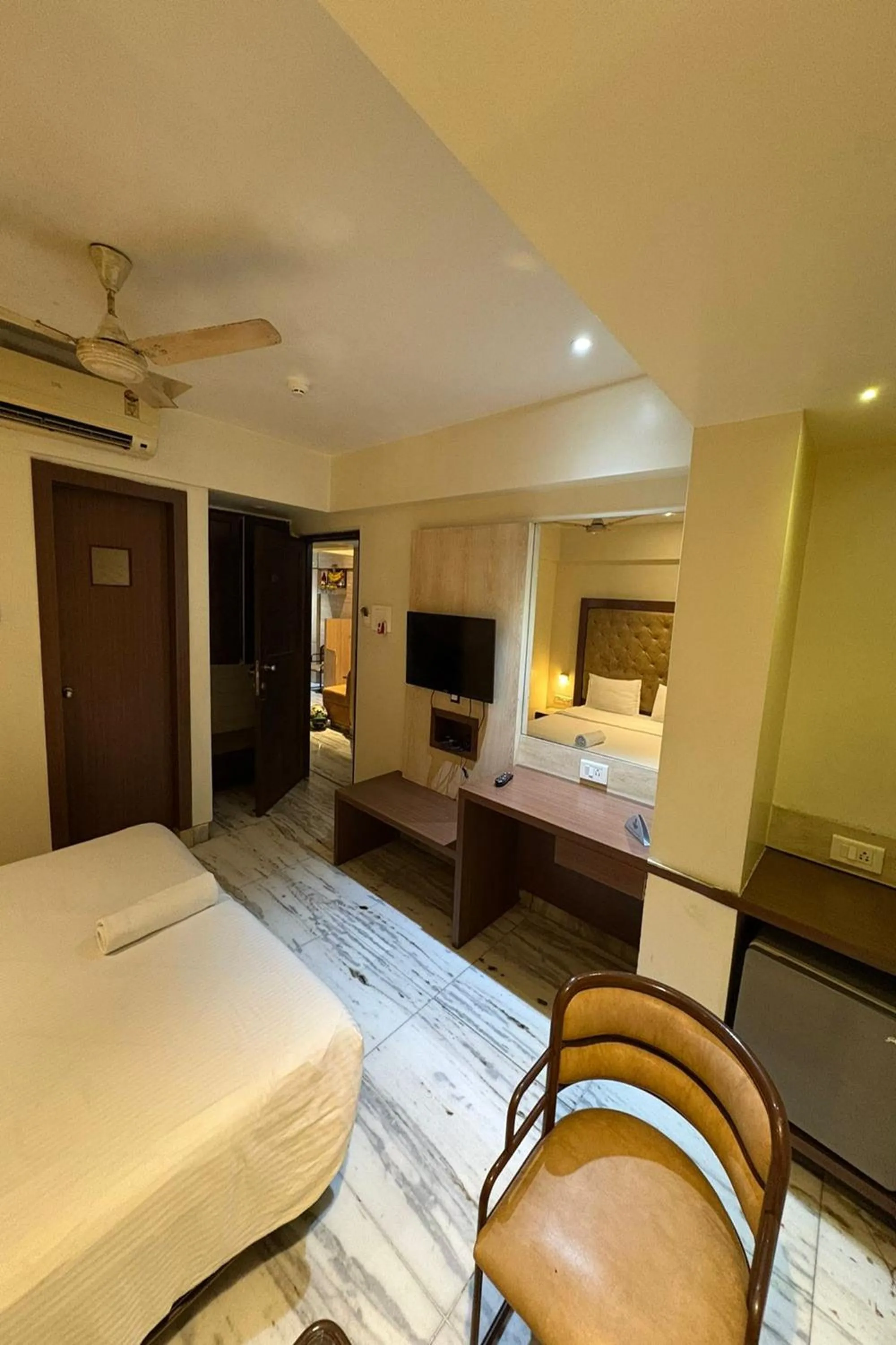 Bed in Pravasi Residency