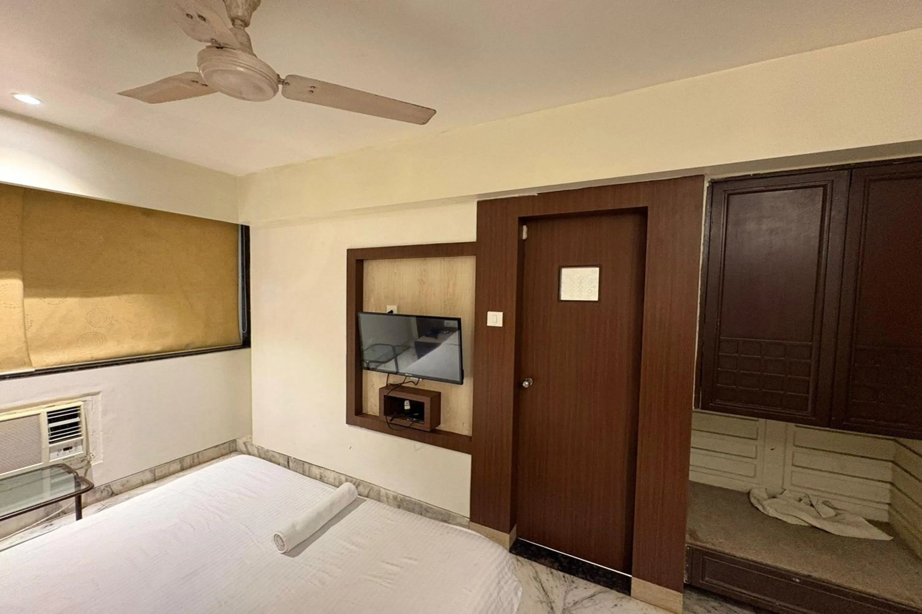 Bed in Pravasi Residency
