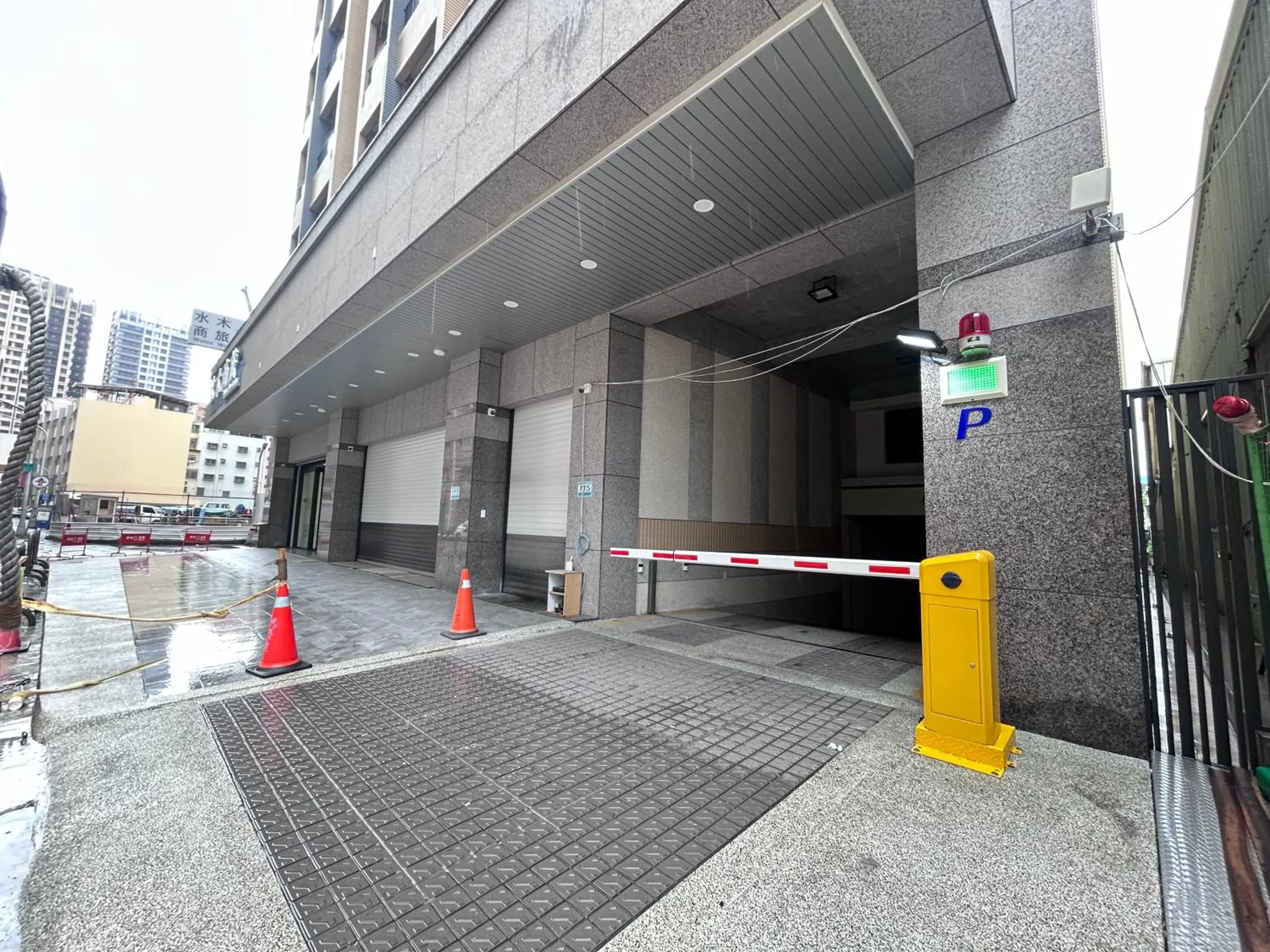 Parking in Water Woods Inn