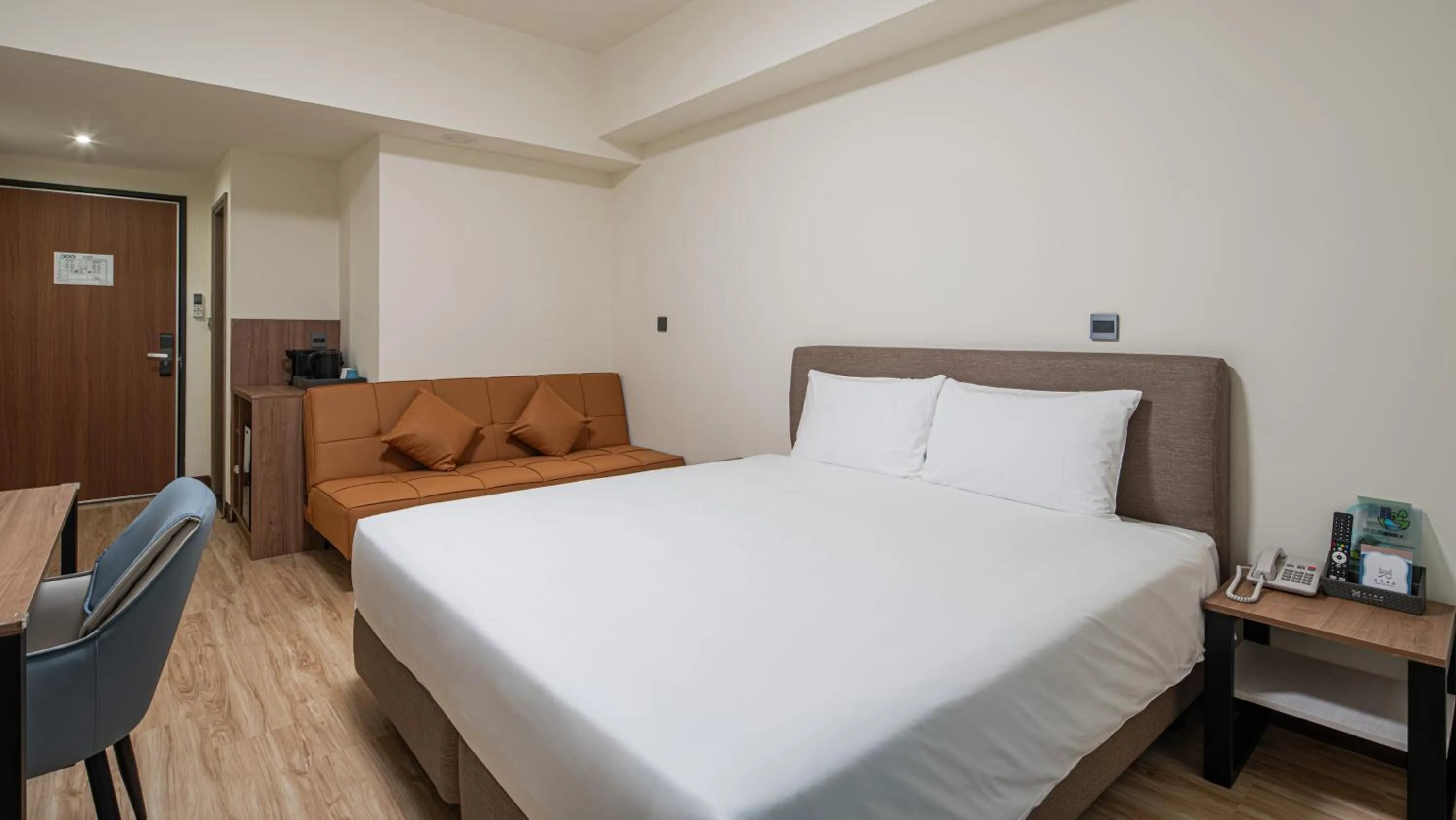 Photo of the whole room, Bed in Water Woods Inn