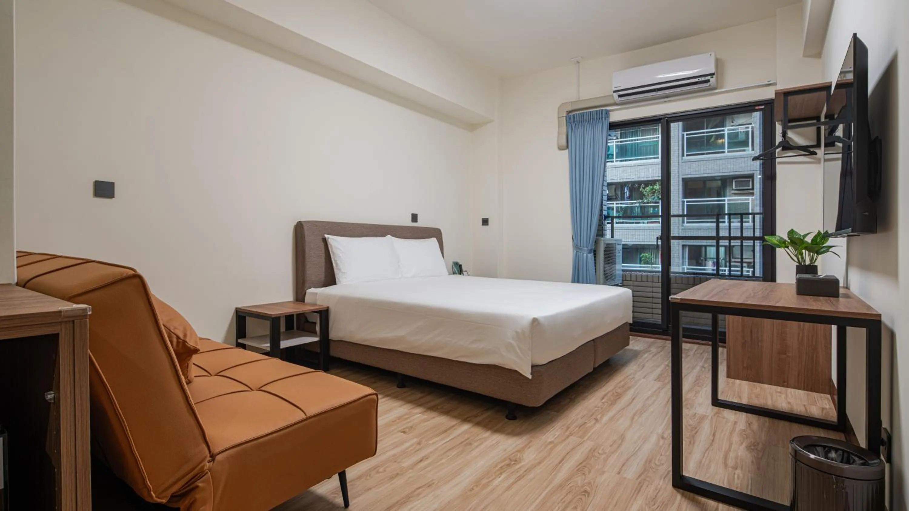 Photo of the whole room, Bed in Water Woods Inn