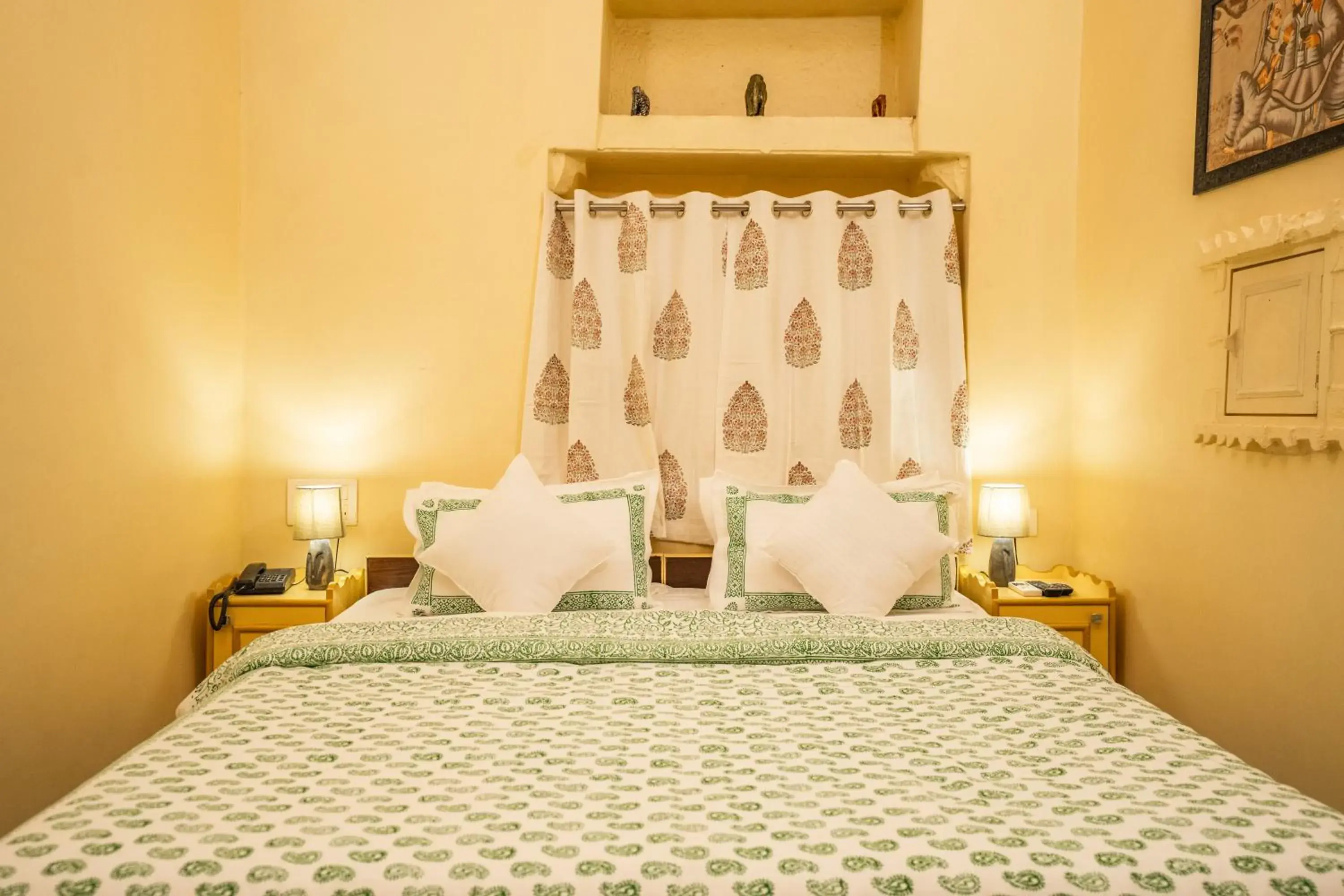 Standard Queen Room in Hotel Himmat Niwas Standard Queen Room in Hotel Himmat Niwas