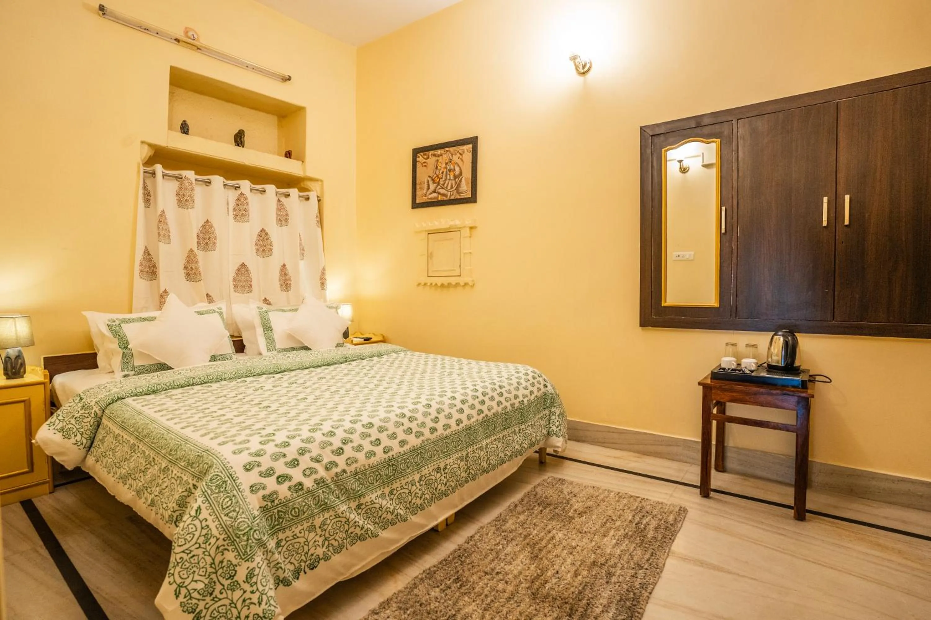 Bed in Hotel Himmat Niwas