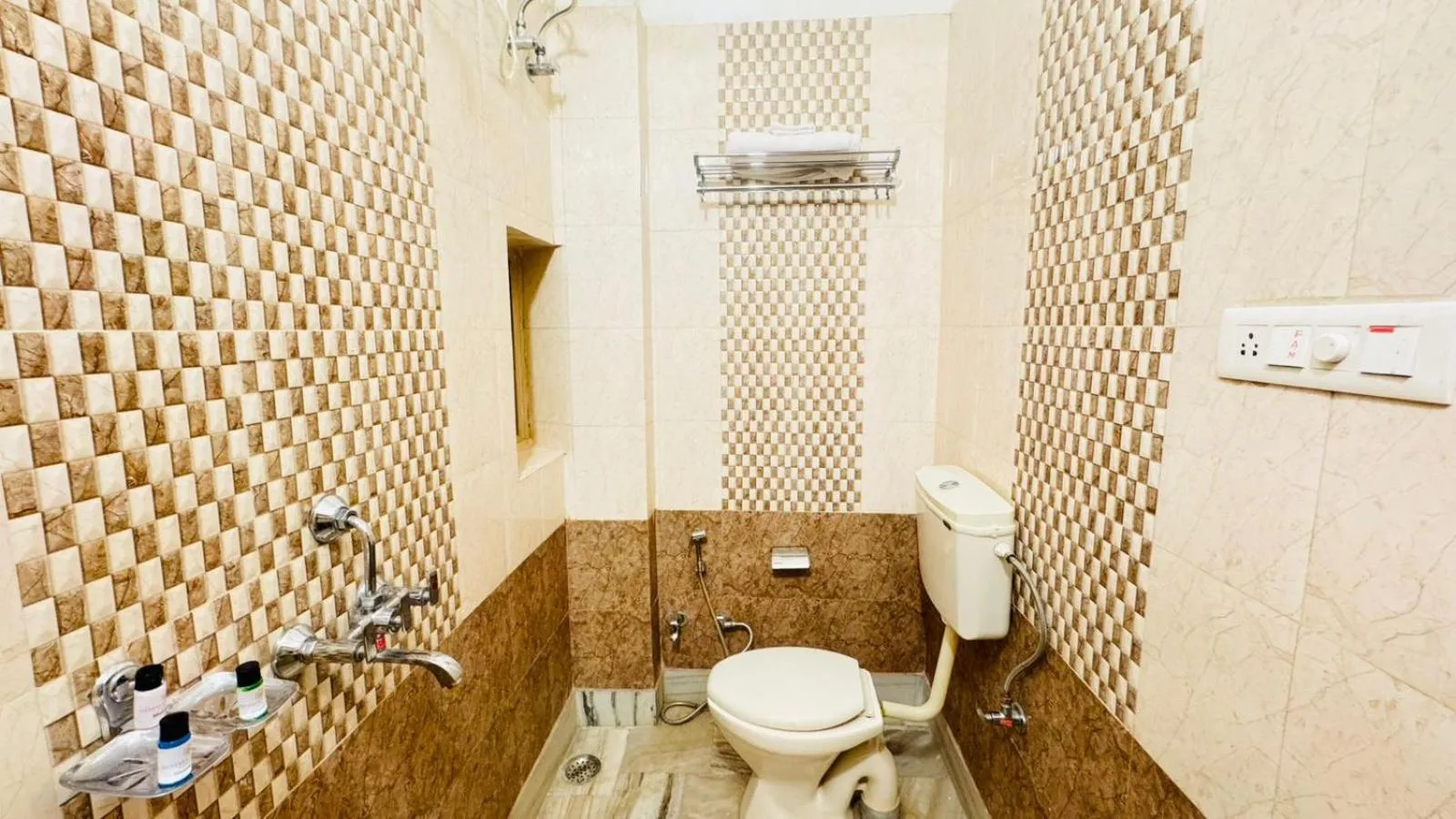 Shower in Hotel Himmat Niwas