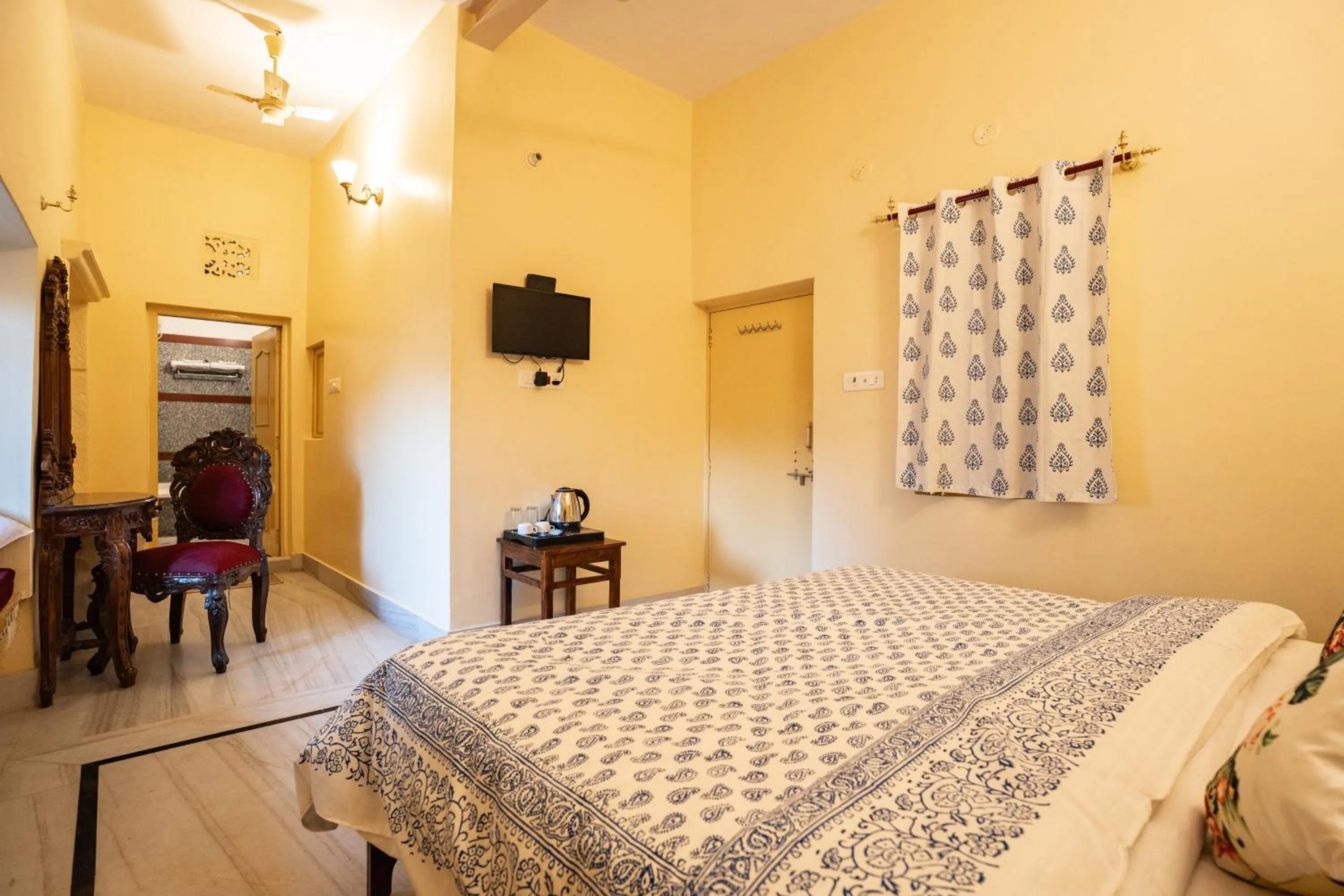 Bed in Hotel Himmat Niwas