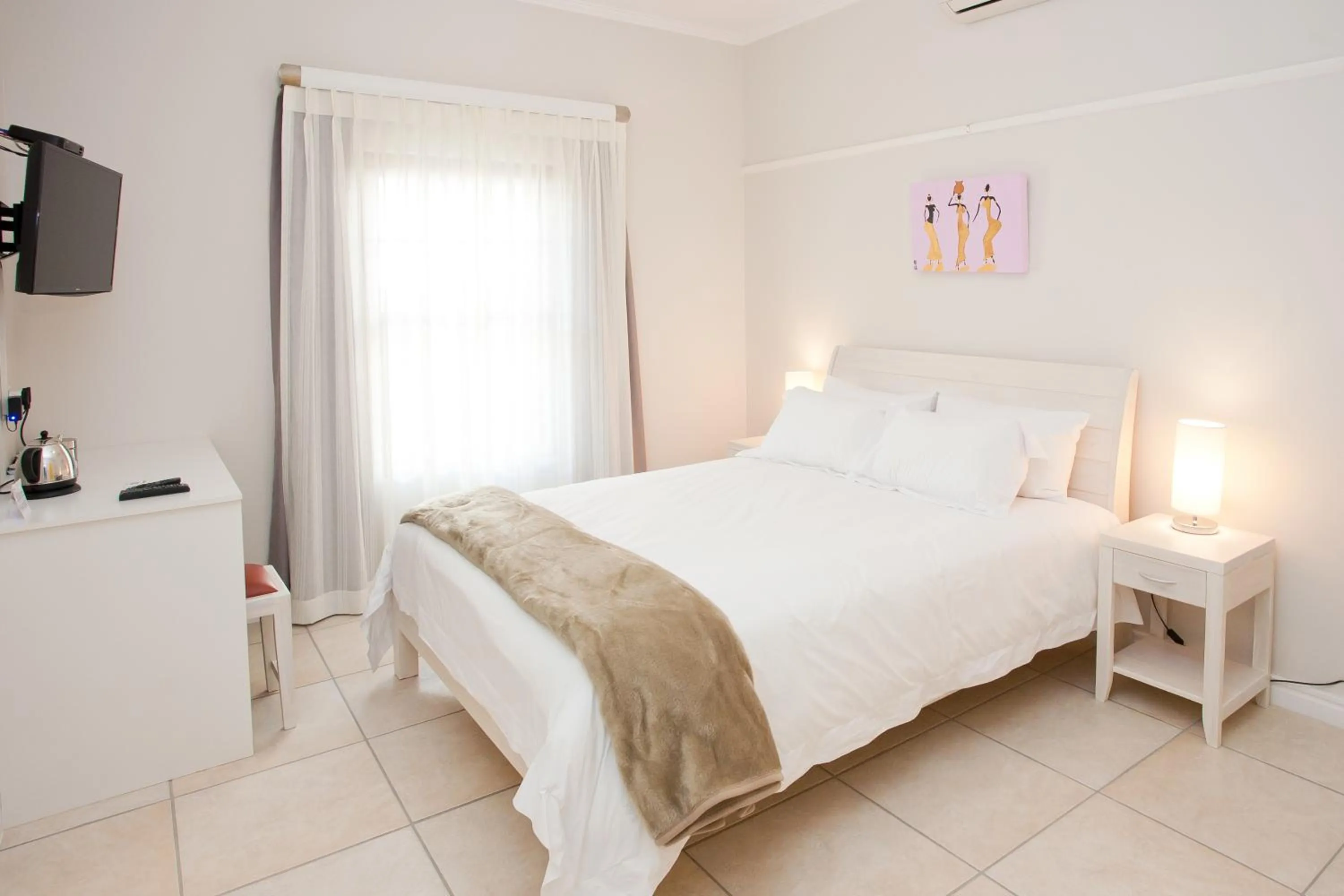 Photo of the whole room, Bed in The Queen Of Calitzdorp