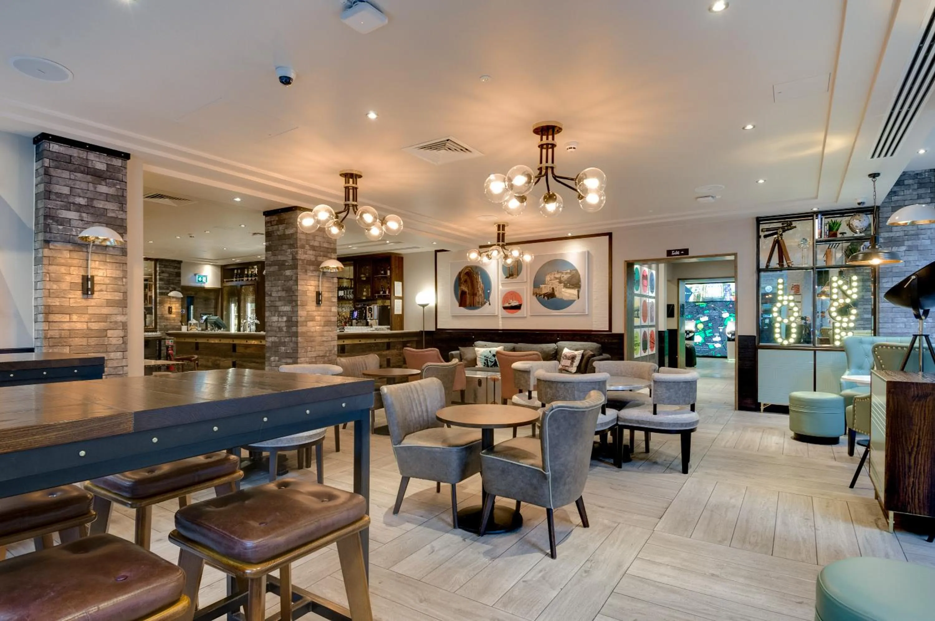 Lounge or bar in hub Edinburgh City Centre - Rose Street