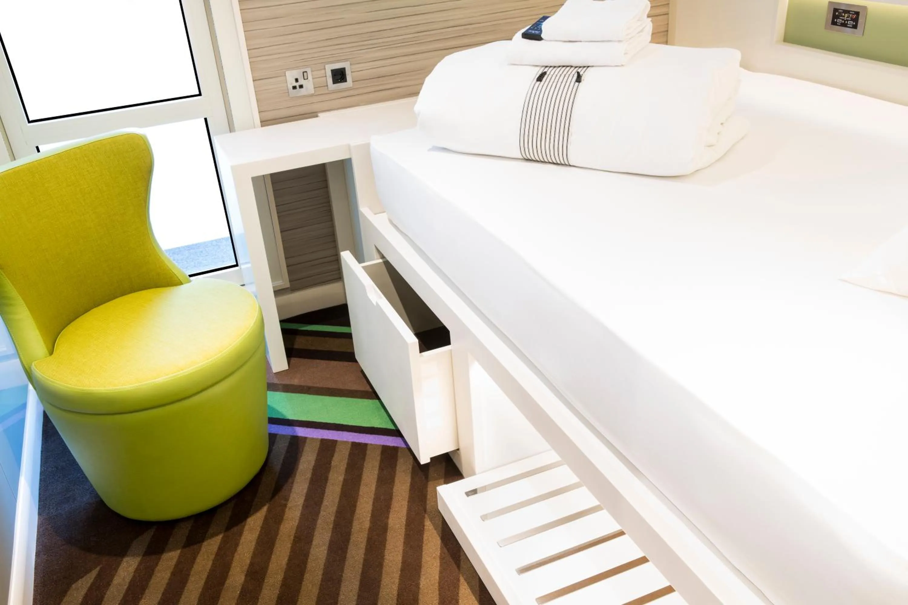 Bedroom, Bed in hub Edinburgh City Centre - Rose Street