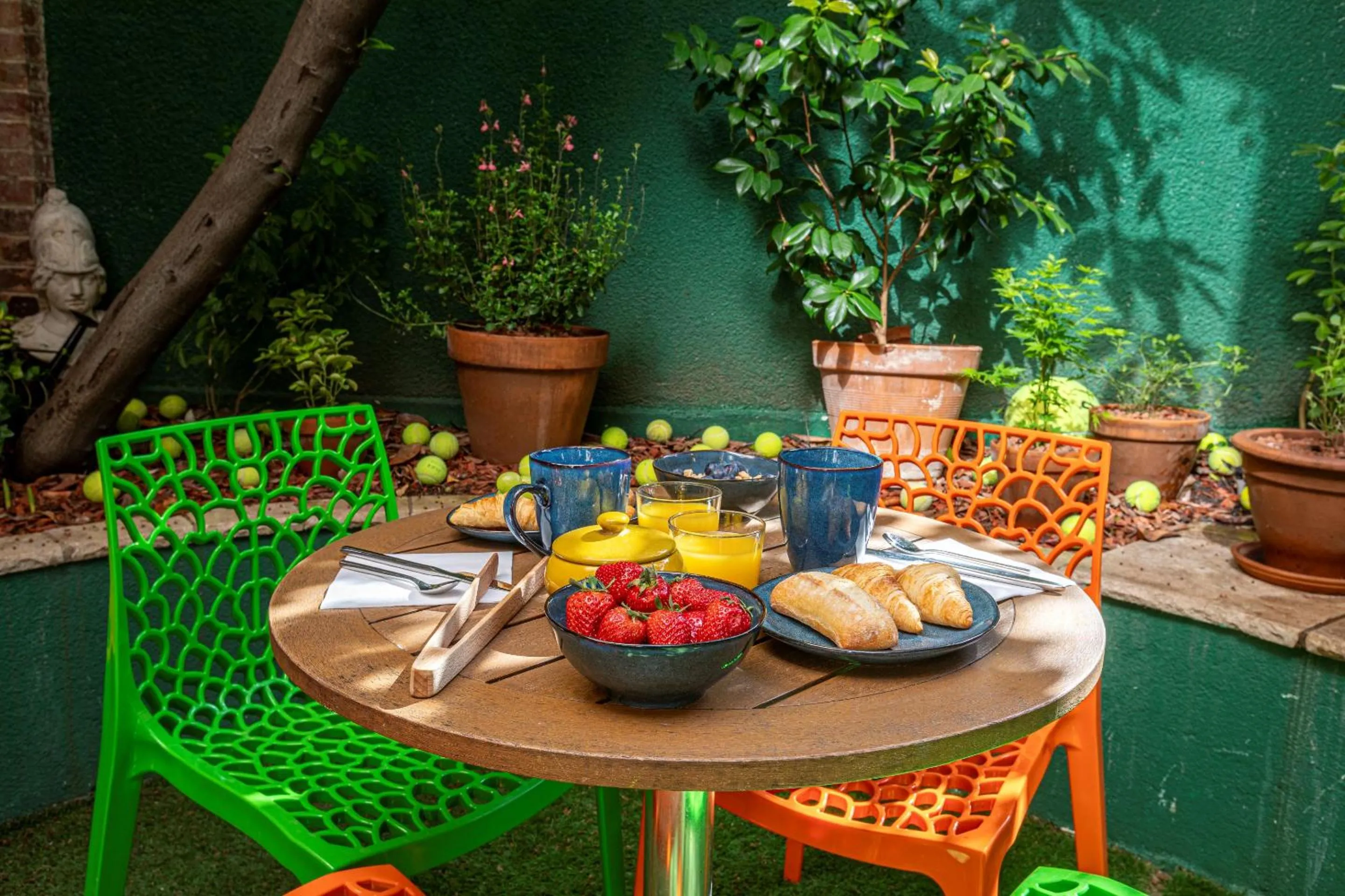 Patio in Hotel Olympic Paris Boulogne by Patrick Hayat