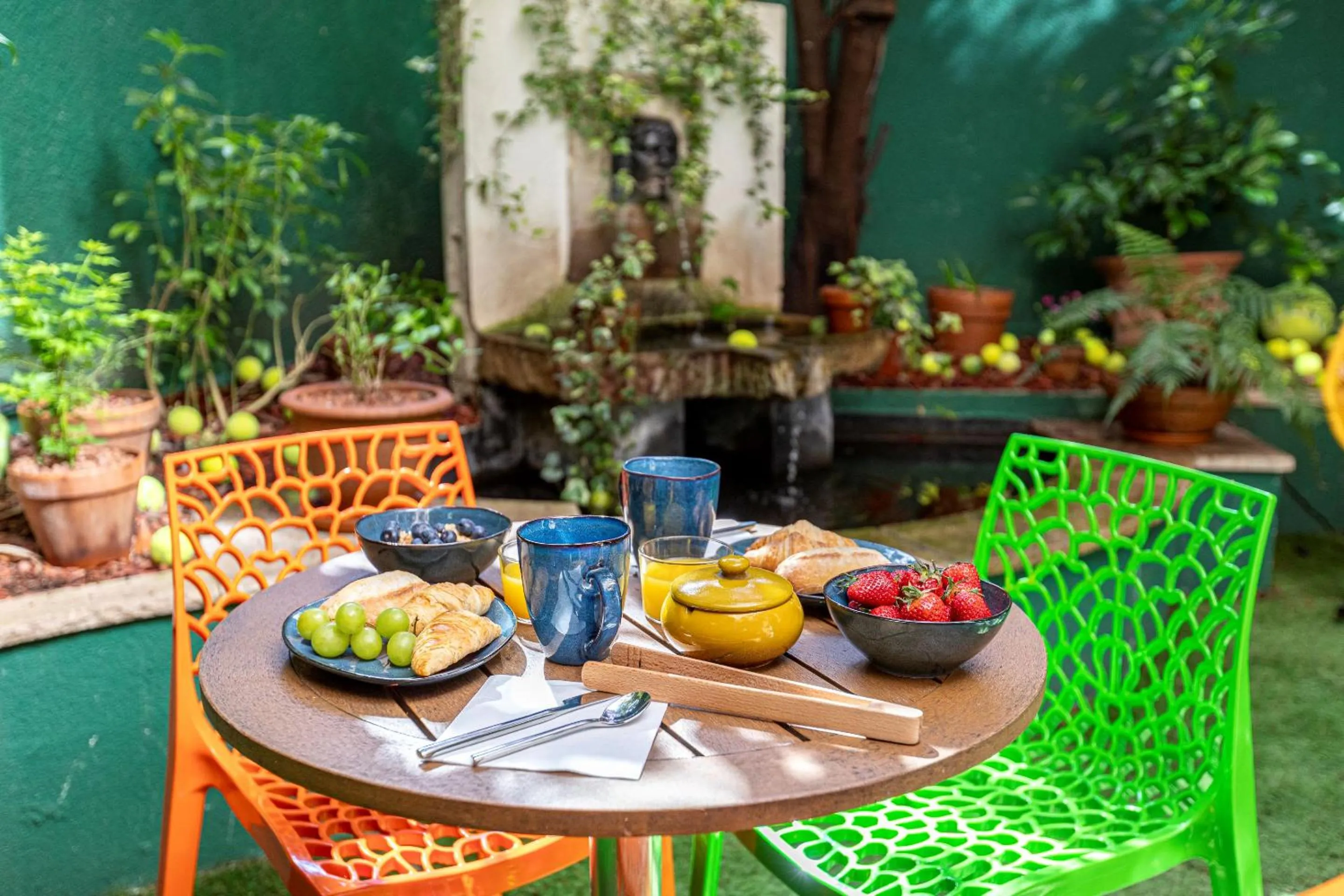 Patio in Hotel Olympic Paris Boulogne by Patrick Hayat