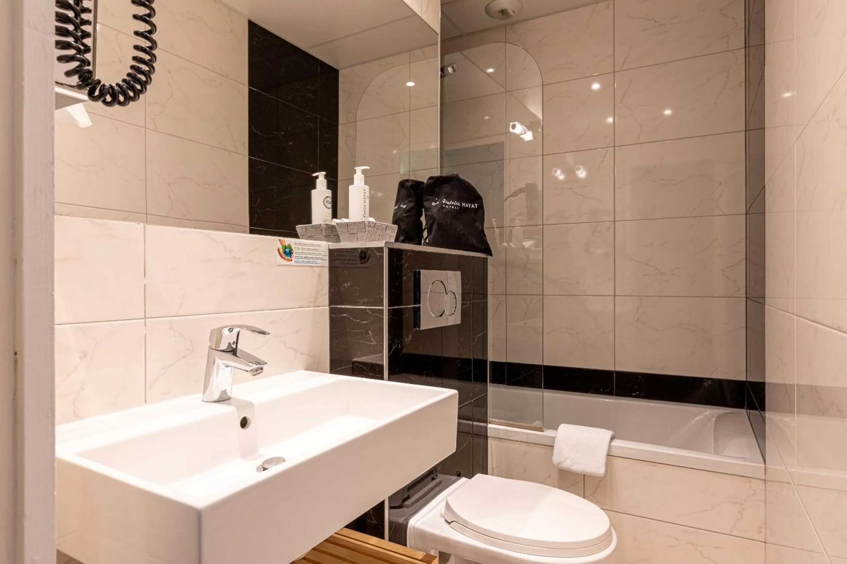 Bathroom in Hotel Olympic Paris Boulogne by Patrick Hayat