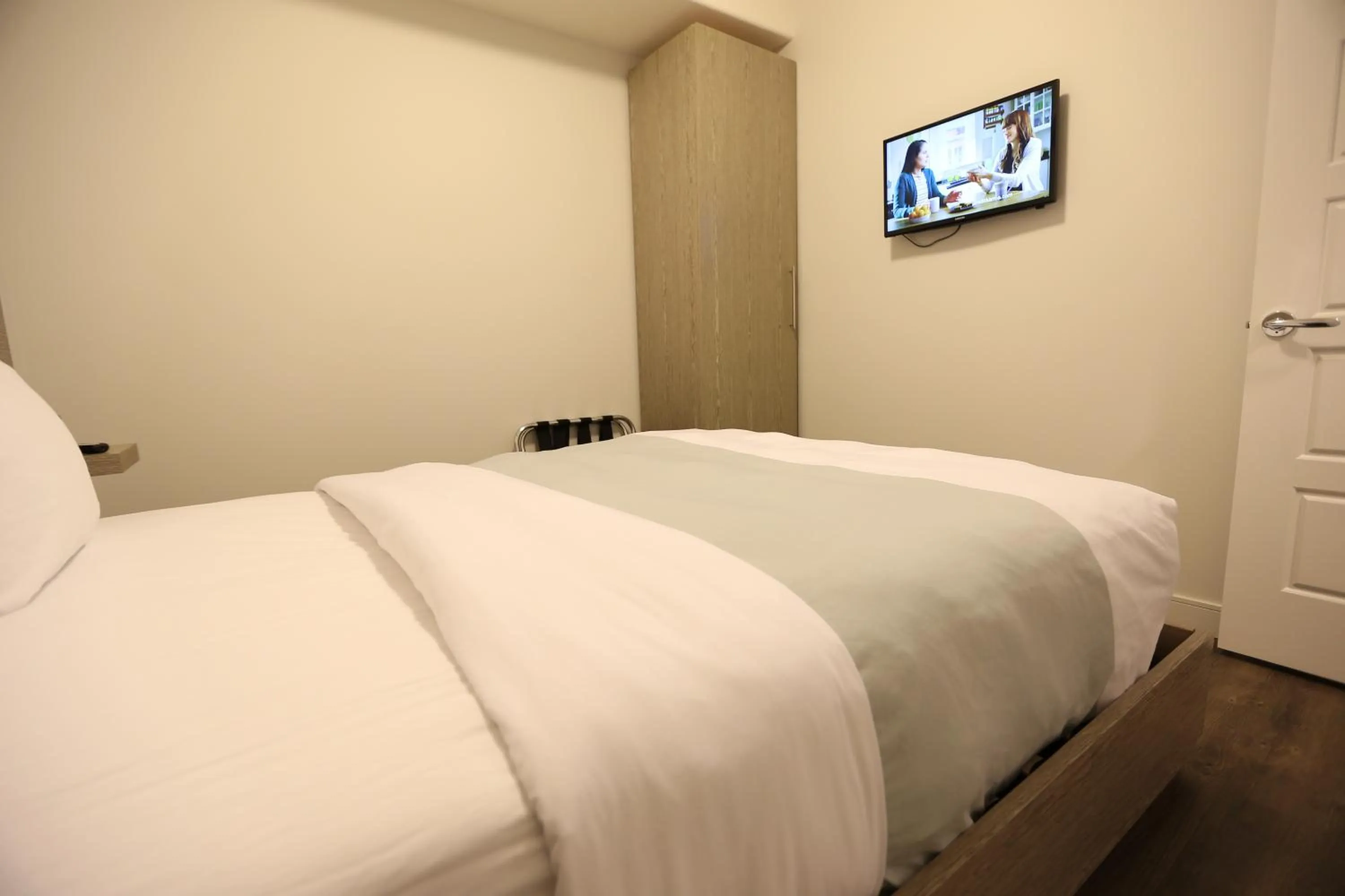 Bed, TV/Entertainment Center in Ramada by Wyndham Fort McMurray