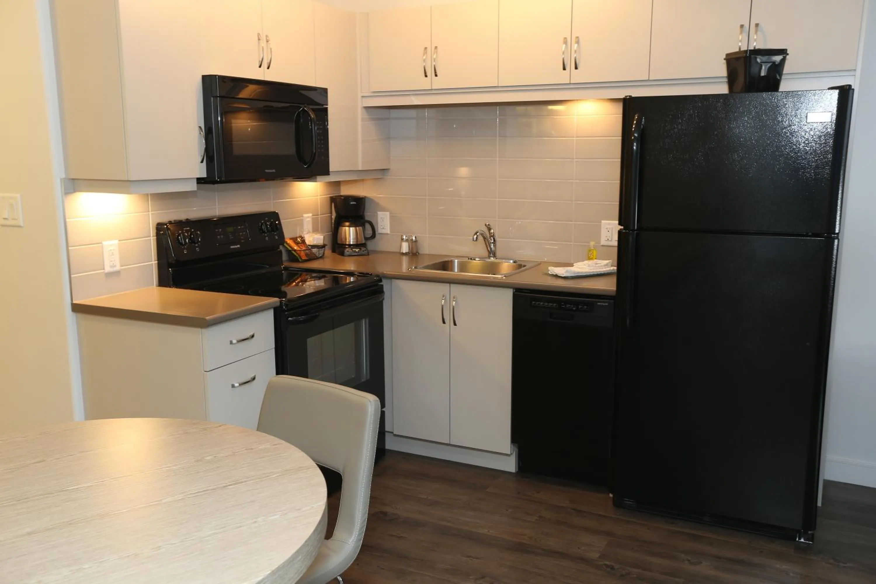 Kitchen or kitchenette, Kitchen/Kitchenette in Ramada by Wyndham Fort McMurray