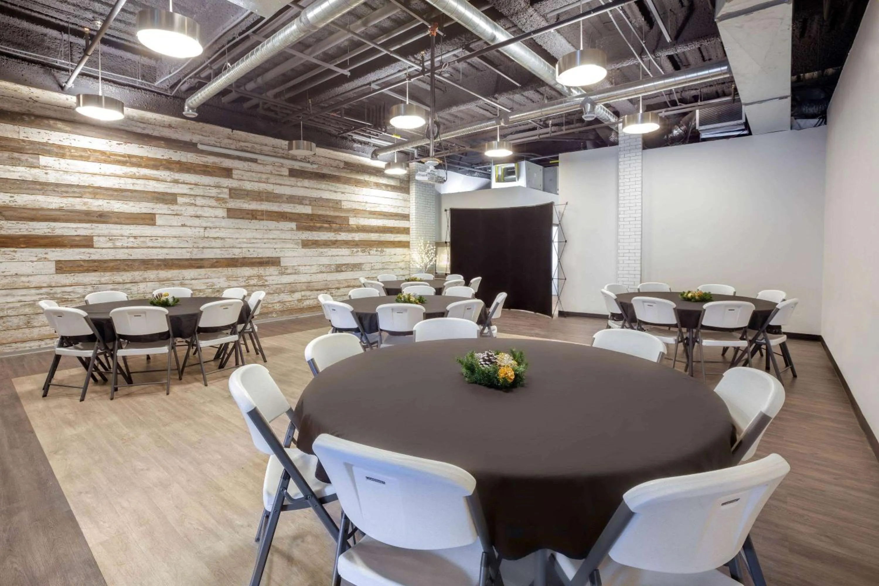 Banquet/Function facilities, Restaurant/Places to Eat in Ramada by Wyndham Fort McMurray