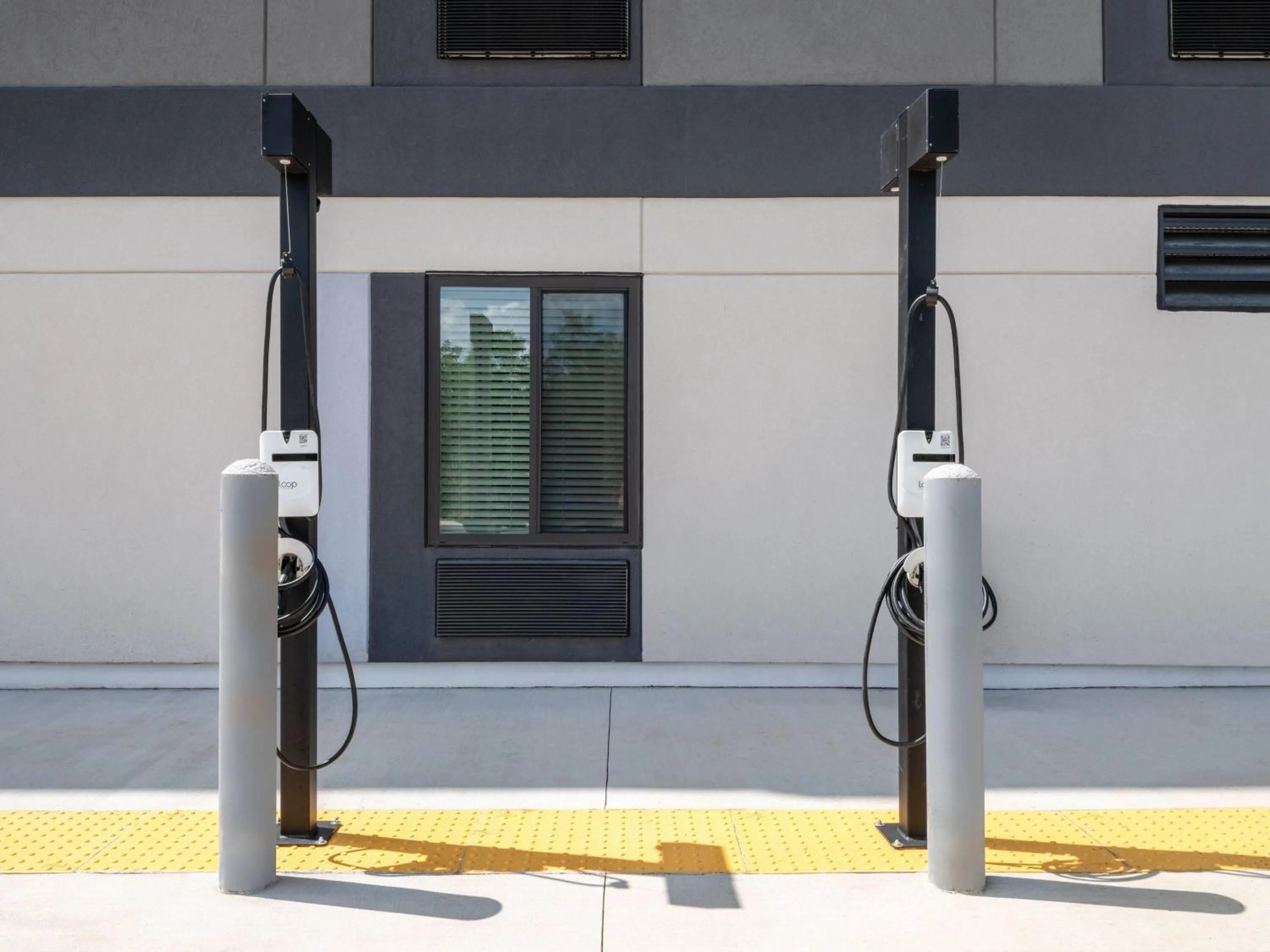 Property building in ECHO Suites Extended Stay by Wyndham Springfield Airport PLZ