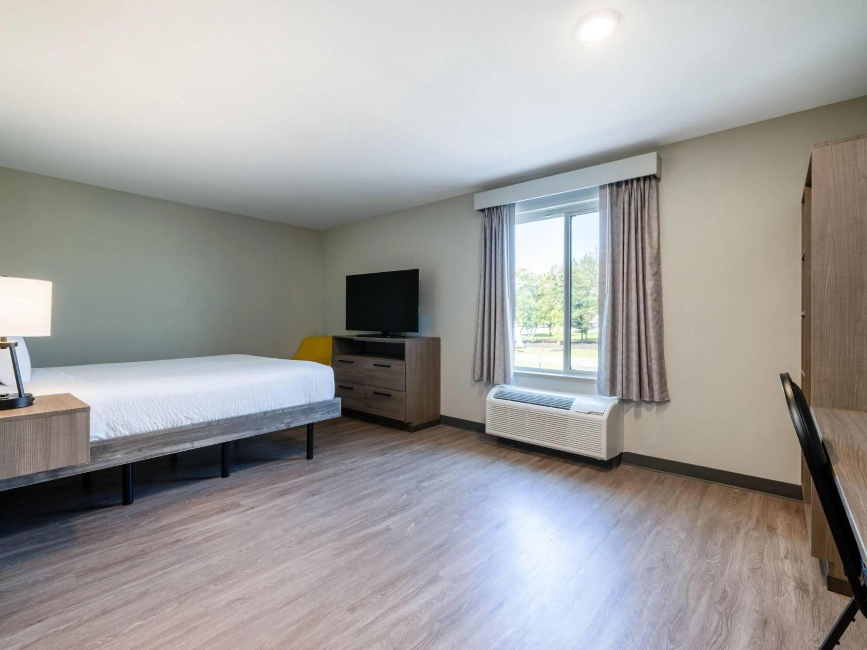 Photo of the whole room, Bed in ECHO Suites Extended Stay by Wyndham Springfield Airport PLZ