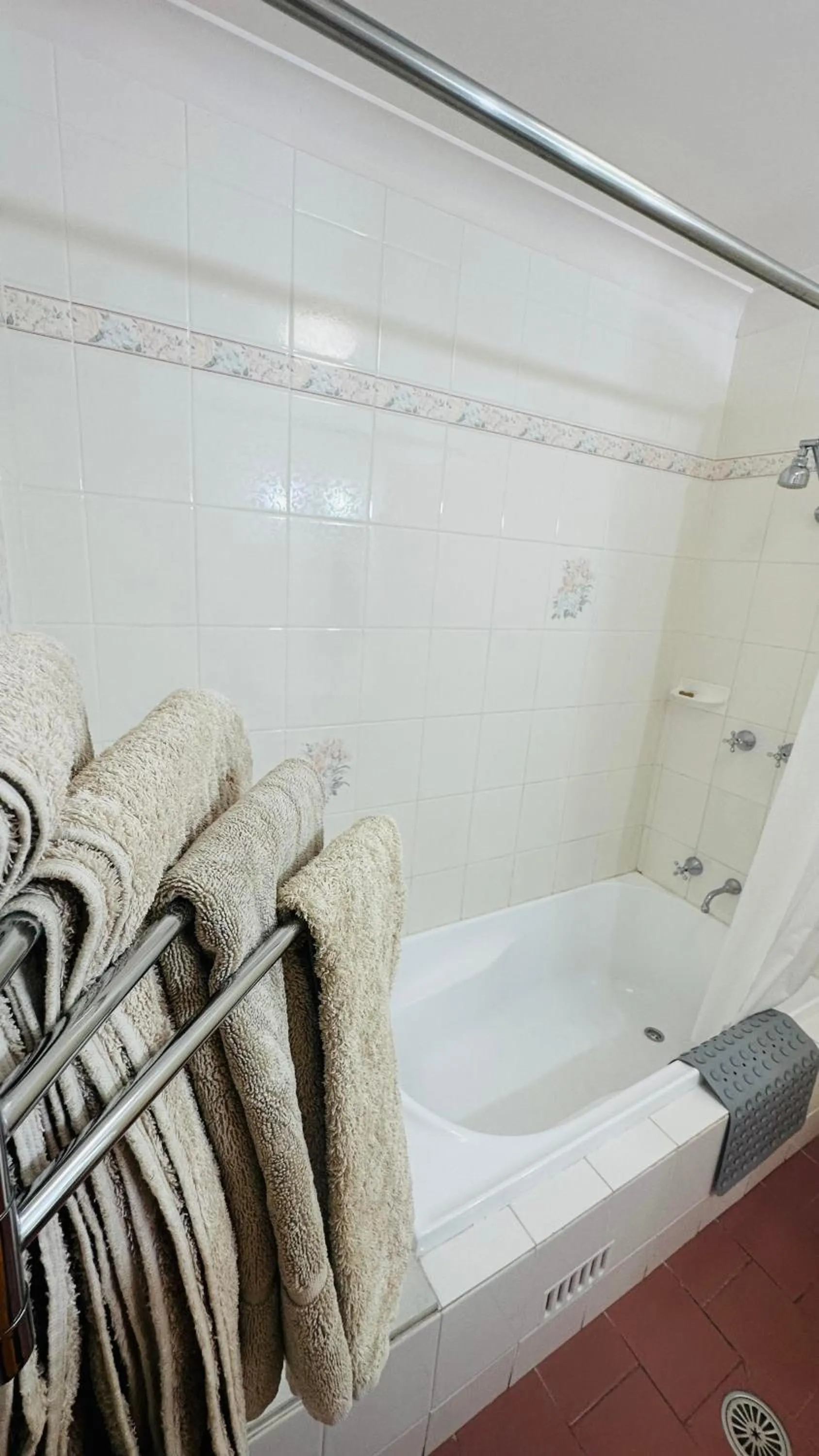 Shower in Golden Grain Motor Inn