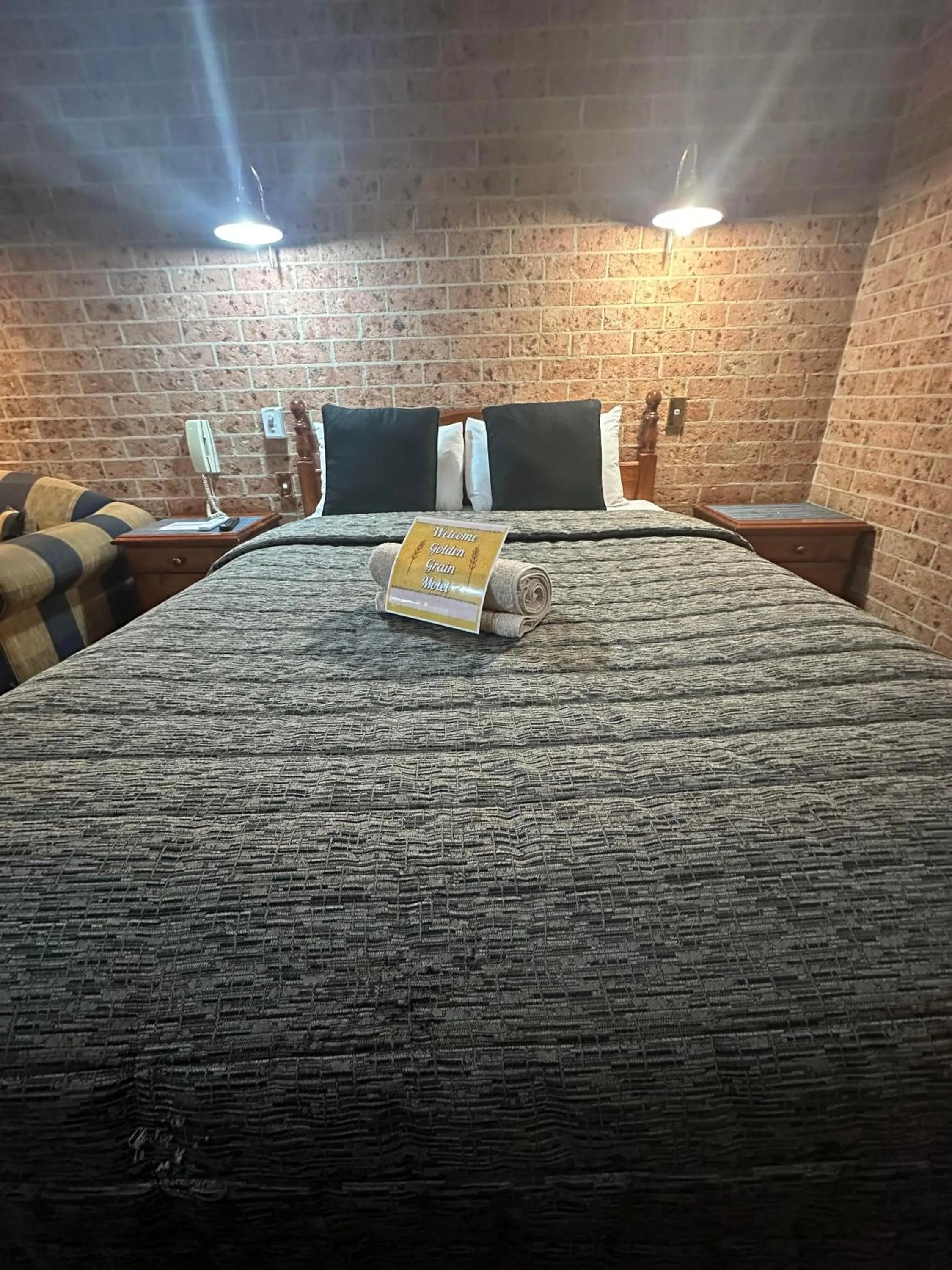 Bed in Golden Grain Motor Inn