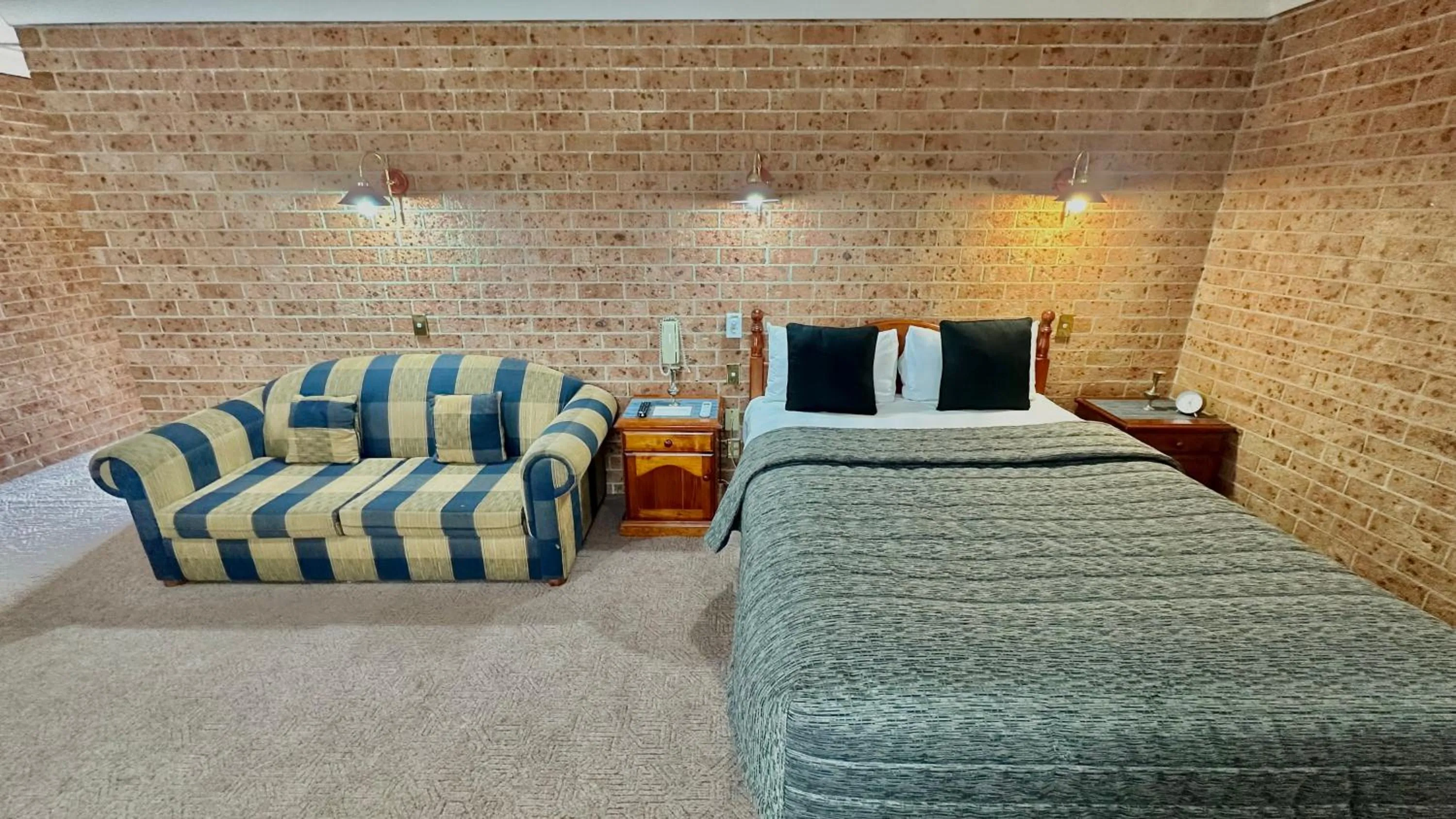 Bed in Golden Grain Motor Inn