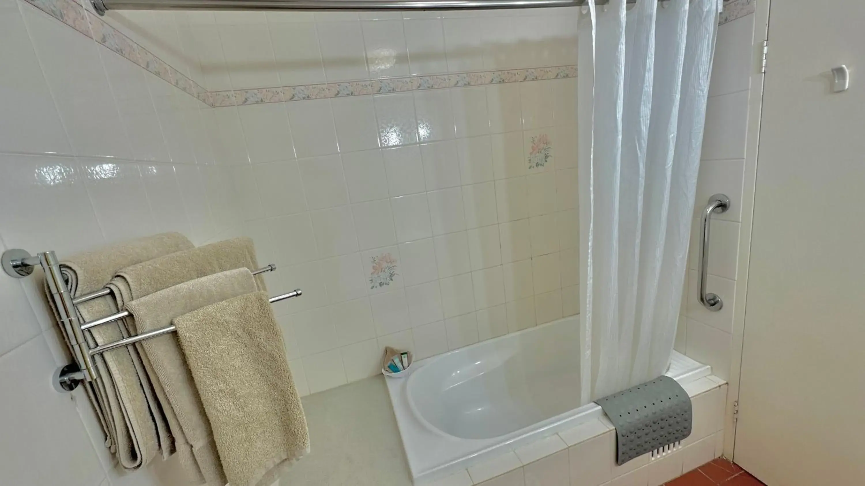 Superior Queen Room with Two Queen Beds in Golden Grain Motor Inn Superior Queen Room with Two Queen Beds in Golden Grain Motor Inn