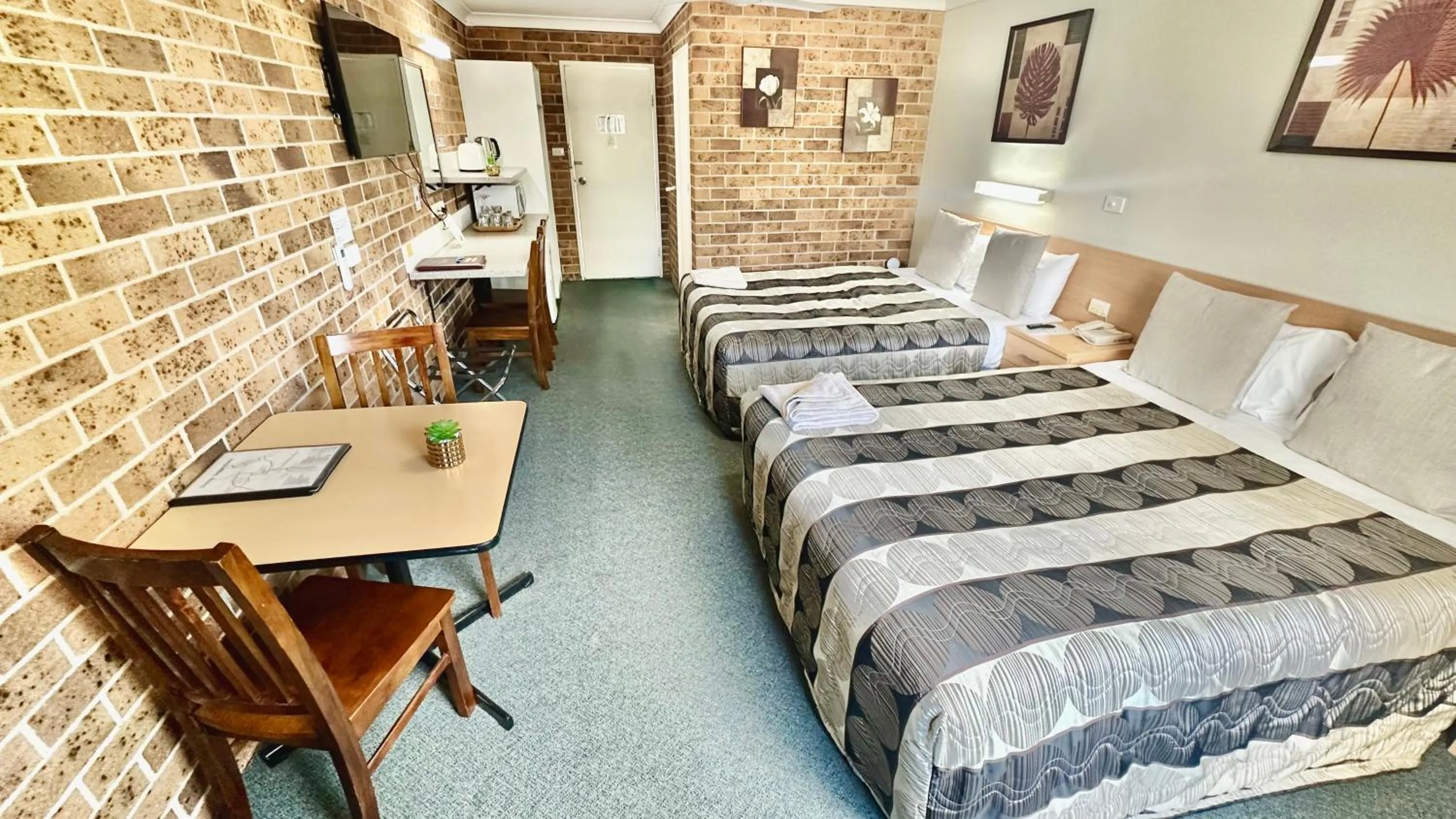 Bed in Golden Grain Motor Inn