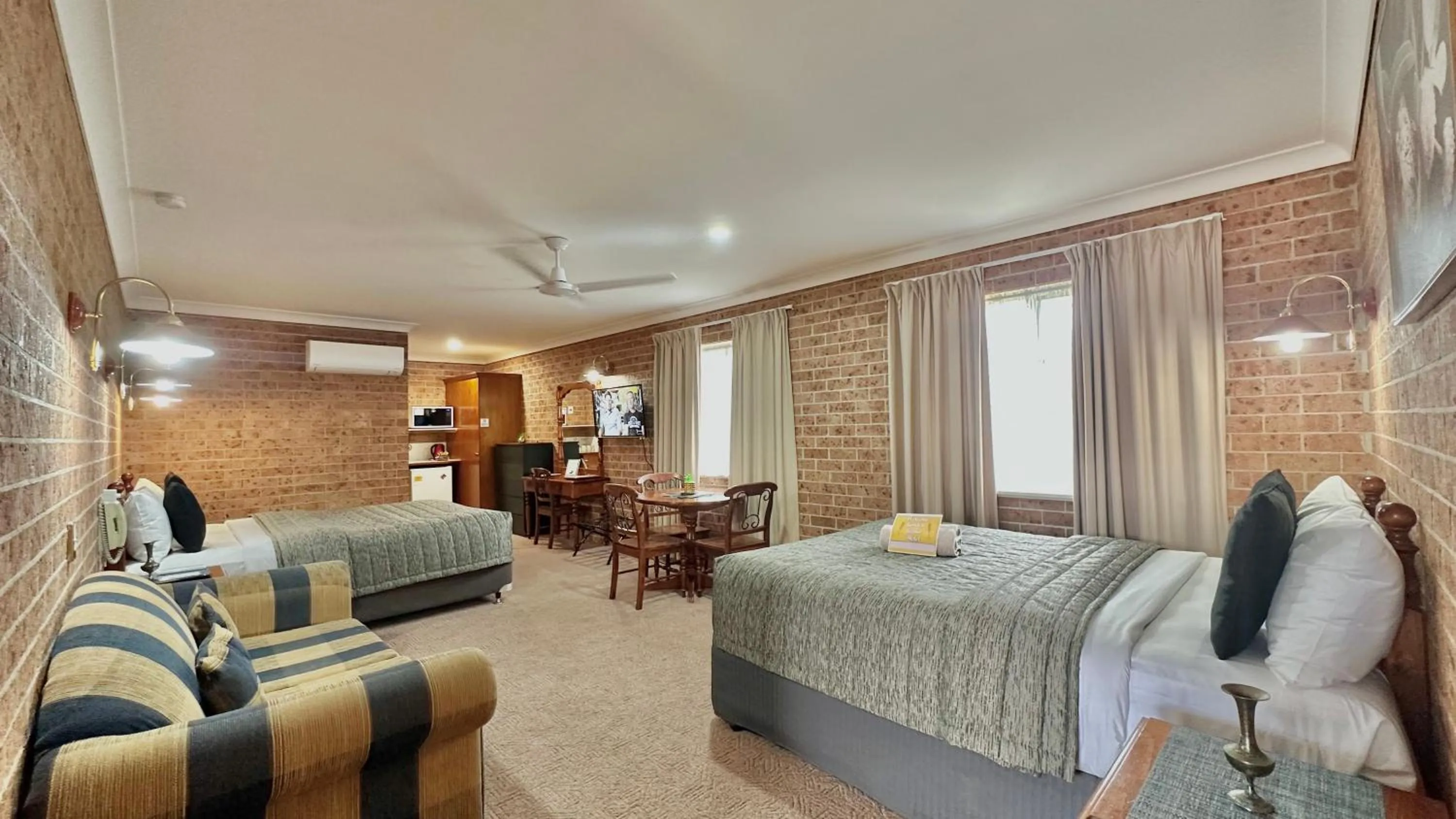 Bed in Golden Grain Motor Inn