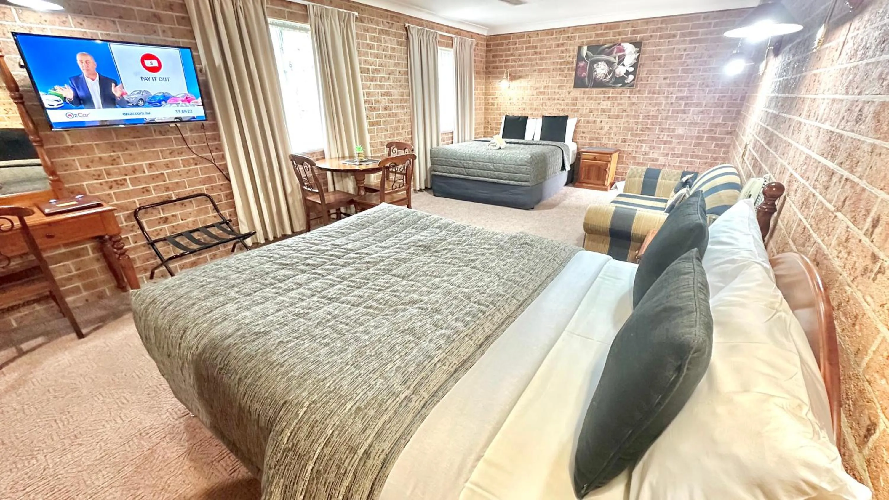 Bed in Golden Grain Motor Inn